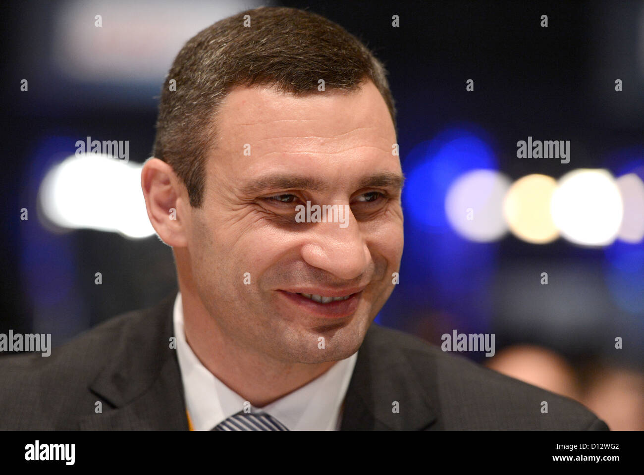 Le boxeur Vitali Klitschko suit la réunion du parti des démocrates-chrétiens à Hanovre, Allemagne, le 4 décembre 2012. La réunion du parti fédéral a lieu du 3 au 5 décembre 2012. Photo : Jochen Luebke Banque D'Images