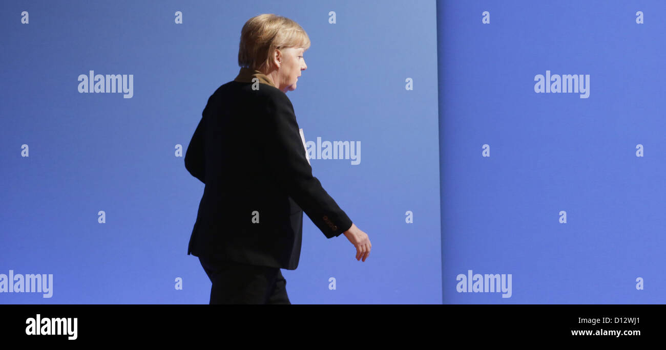 La chancelière allemande Angela Merkel quitte la scène au 25e Congrès du Parti fédéral de la démocrate-chrétienne (CDU), à Hanovre, Allemagne, le 4 décembre 2012. PHOTO : Michael Kappeler Banque D'Images