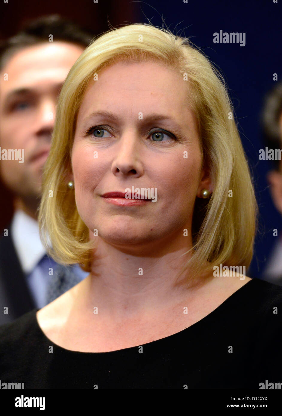 États-unis le sénateur Kirsten Gillibrand (démocrate de New York) est à l'écoute au cours d'une conférence de presse donnée par M. Andrew Cuomo (démocrate de New York) dans la capitale américaine à la suite d'une série de réunions avec des dirigeants du Congrès le lundi, 3 décembre 2012..Credit : Ron Sachs / CNP.(RESTRICTION : NO New York ou le New Jersey Journaux ou journaux dans un rayon de 75 km de la ville de New York) Banque D'Images