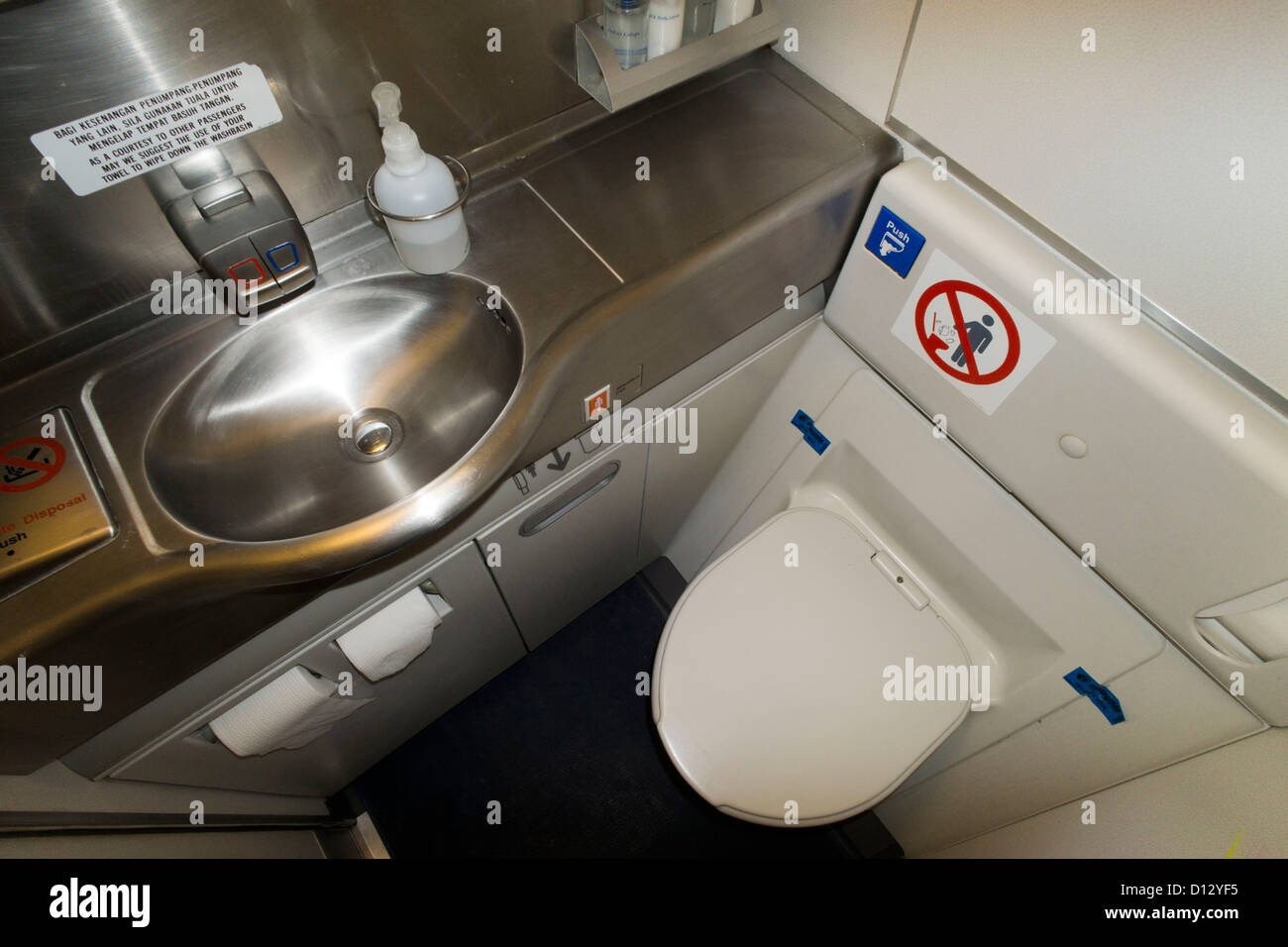 Les toilettes dans un avion, Boeing 777. Banque D'Images