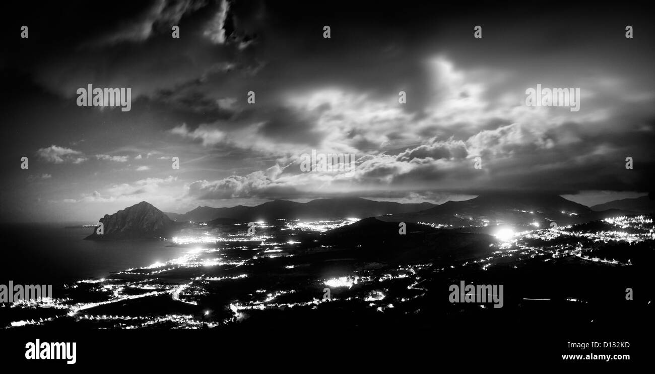 Vue aérienne de cityscape at night Banque D'Images