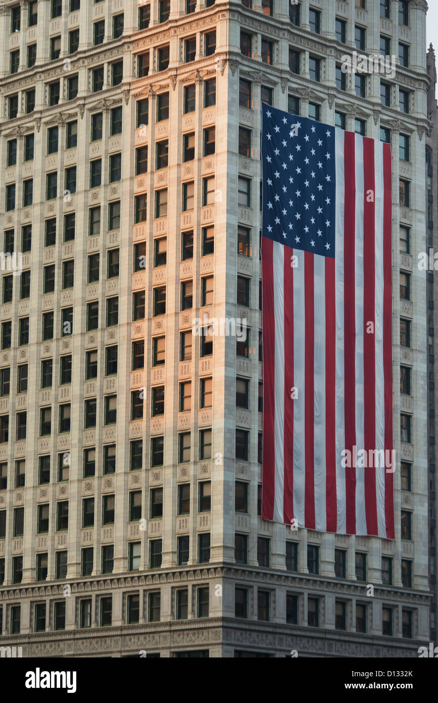 Grand drapeau américain accroché sur le côté d'un immeuble ; Chicago Illinois Etats-Unis d'Amérique Banque D'Images