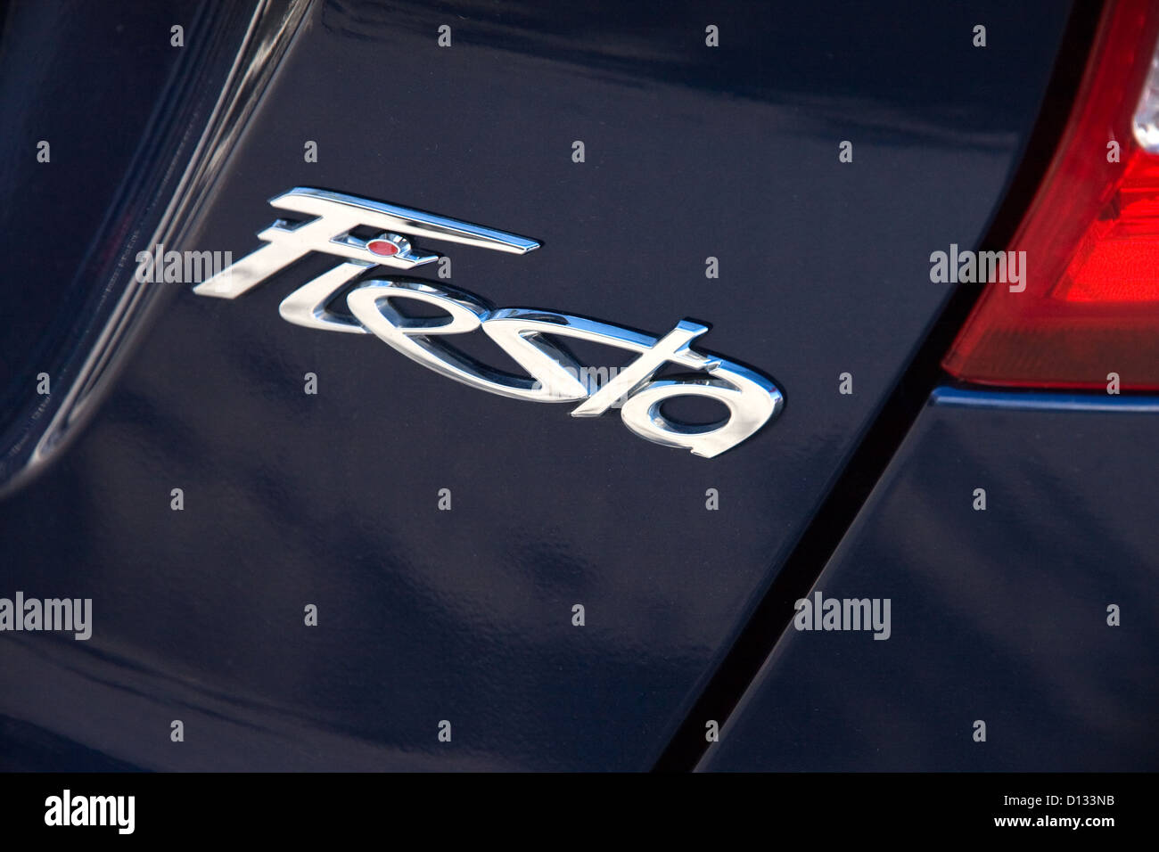 Un insigne à l'arrière de la Ford Fiesta Banque D'Images