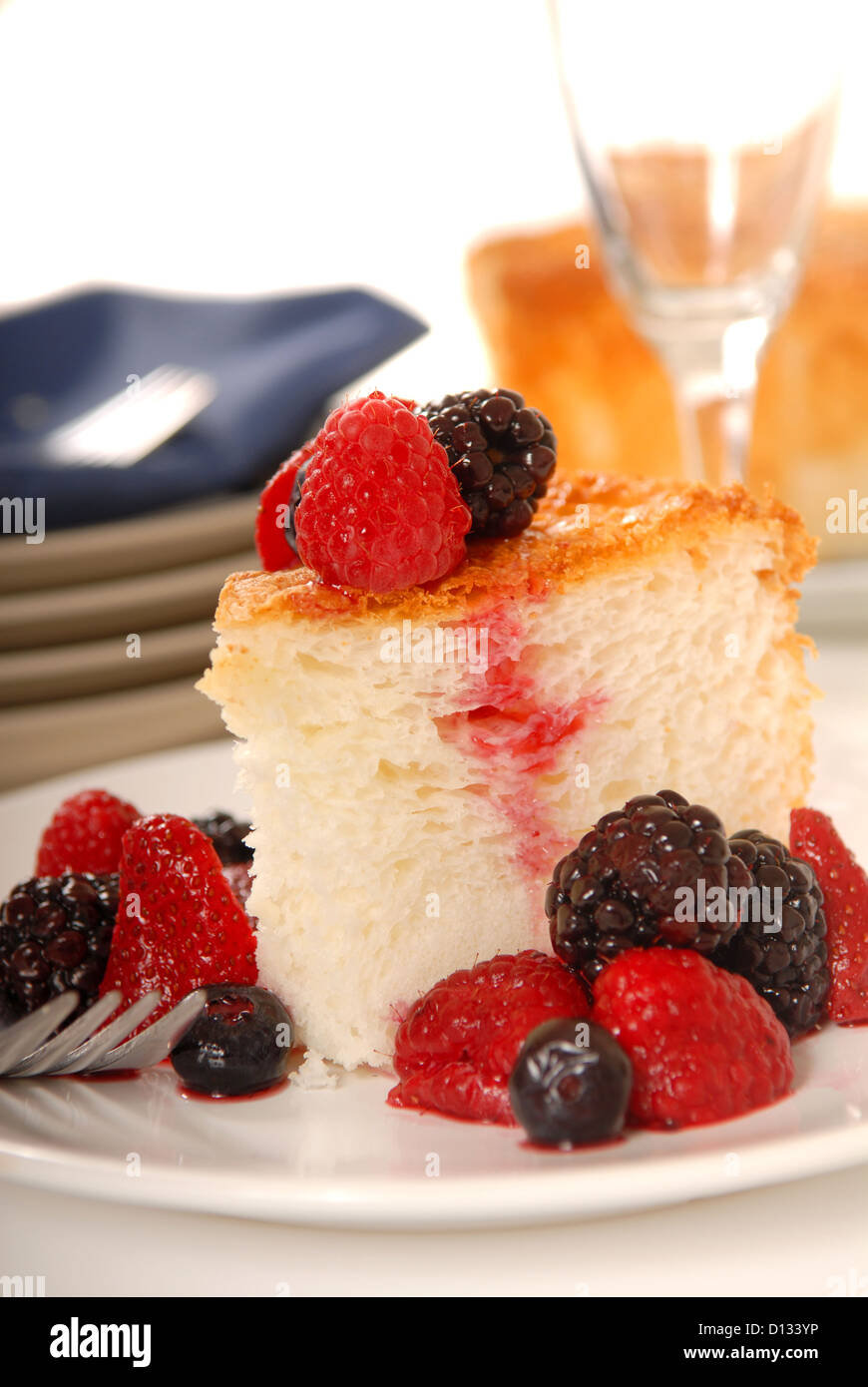 Tranche de gâteau des anges fraîchement préparés avec des fruits Banque D'Images