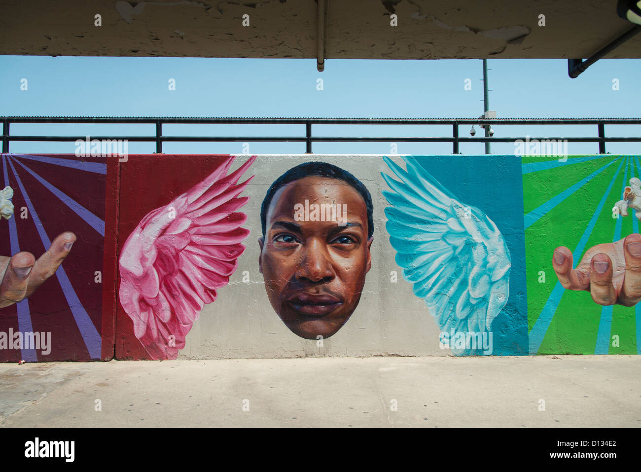 Photo d'un visage mains et les anges sur murales colorées sur un mur ; Chicago Illinois Etats-Unis d'Amérique Banque D'Images