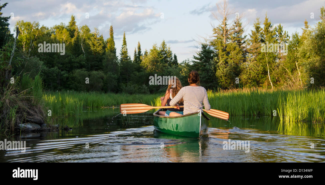 À bord de canots adolescentes dans un lac, le lac des Bois Ontario Canada Banque D'Images