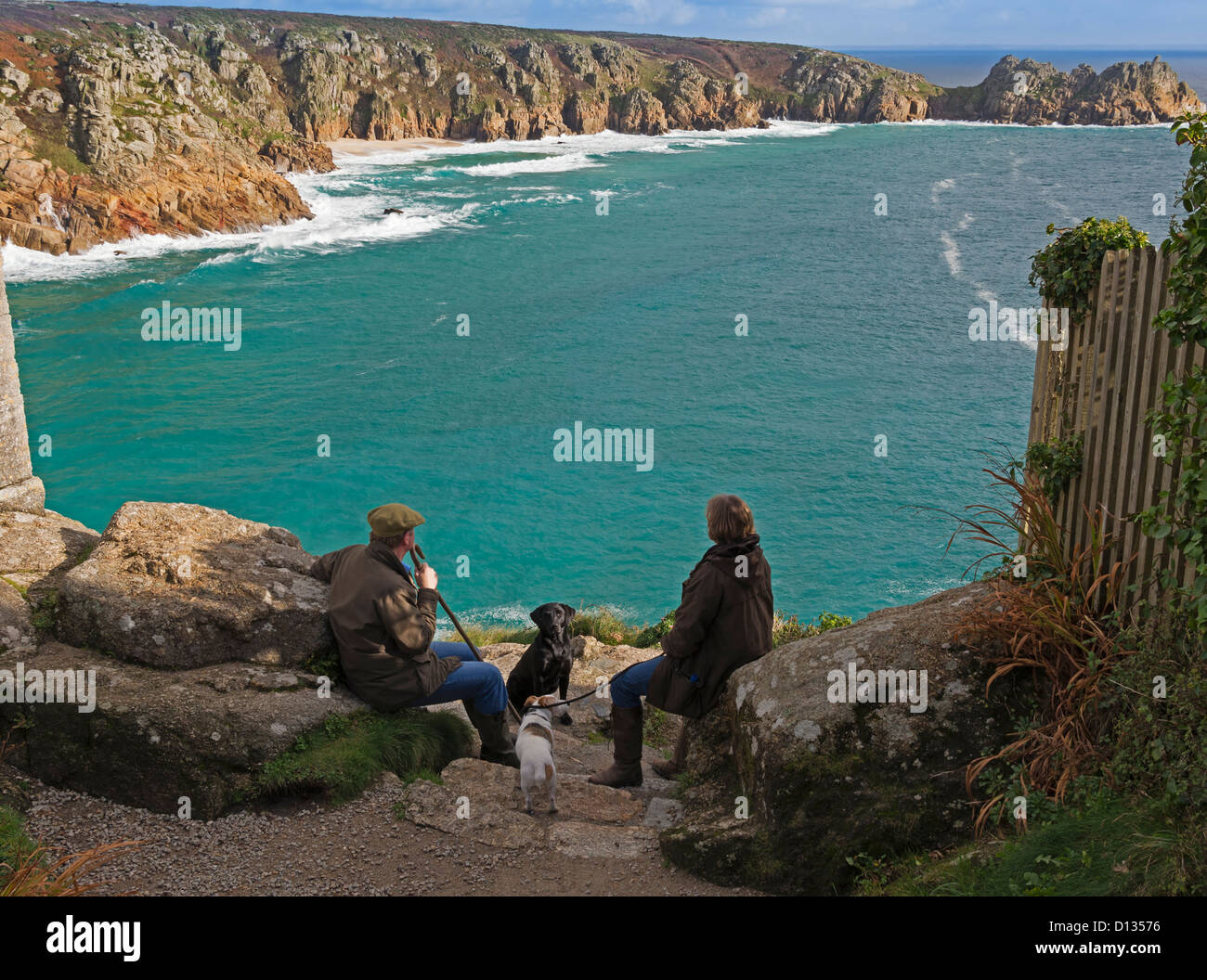 Baie de Porthcurno et Logan Rock, Cornwall. Les marcheurs pause pour se reposer et admirer la vue. Banque D'Images