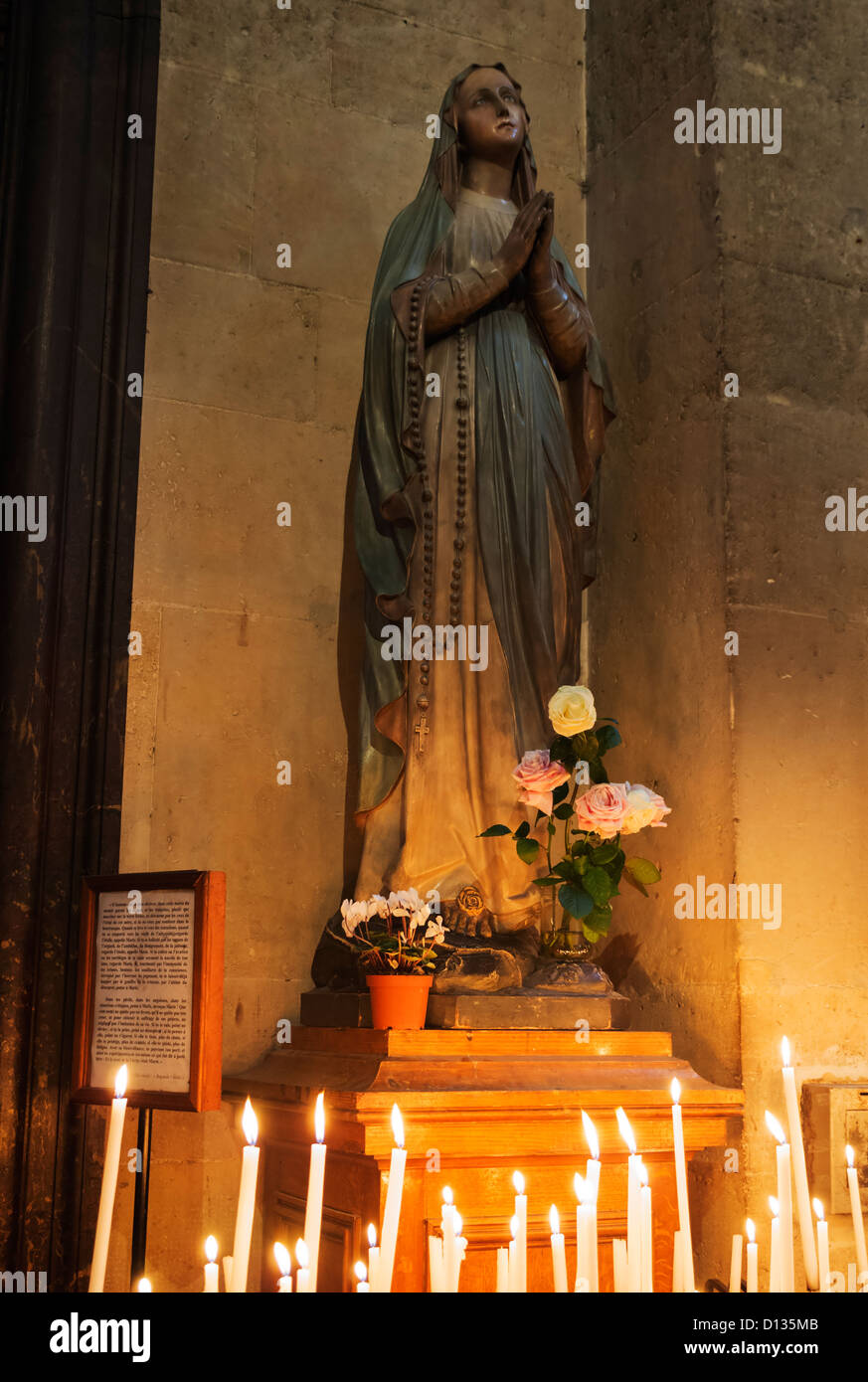 Culte avec des bougies allumées dans l'église de St Paul St Louis, Paris, France Banque D'Images