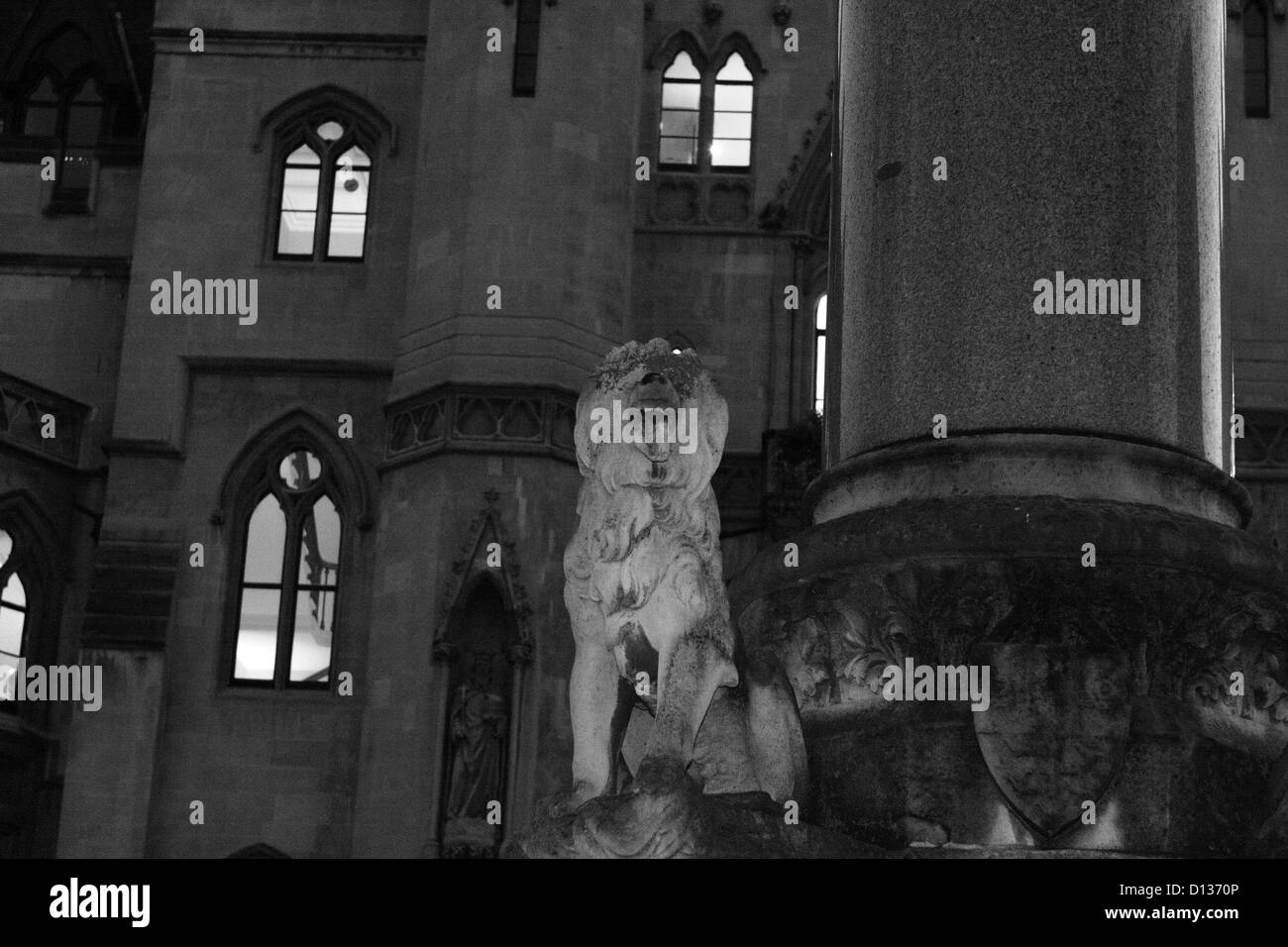 Une vue de la nuit d'un Lion près de la base d'une statue devant le sanctuaire à Westminster, Londres Banque D'Images