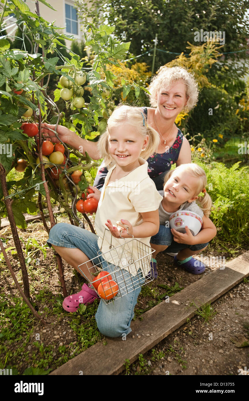 L'Allemagne, la Bavière, la grand-mère avec des enfants dans le jardin de légumes Banque D'Images