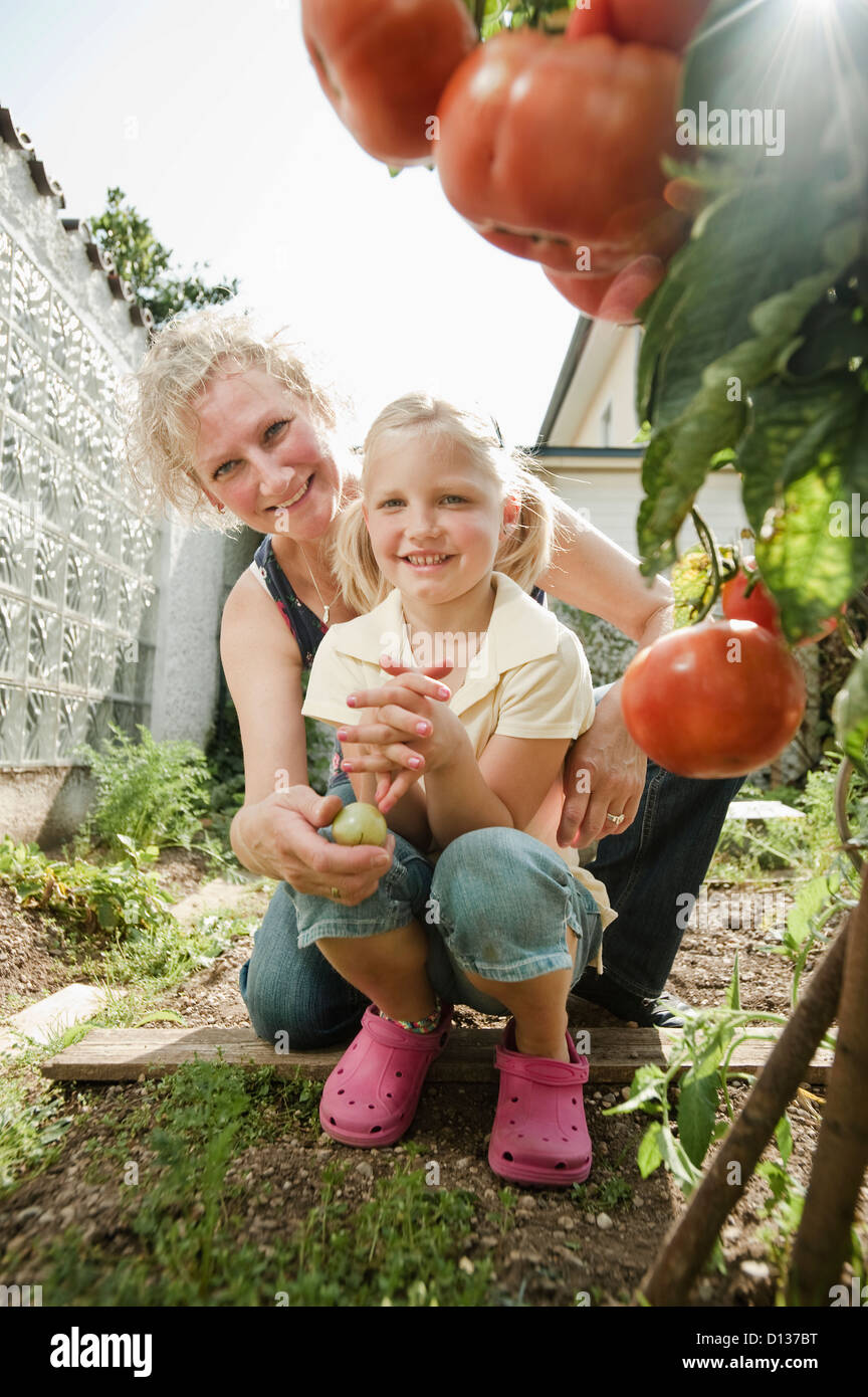 Allemagne, Bavière, grand-mère et petite-fille travaillant dans le jardin de légumes Banque D'Images