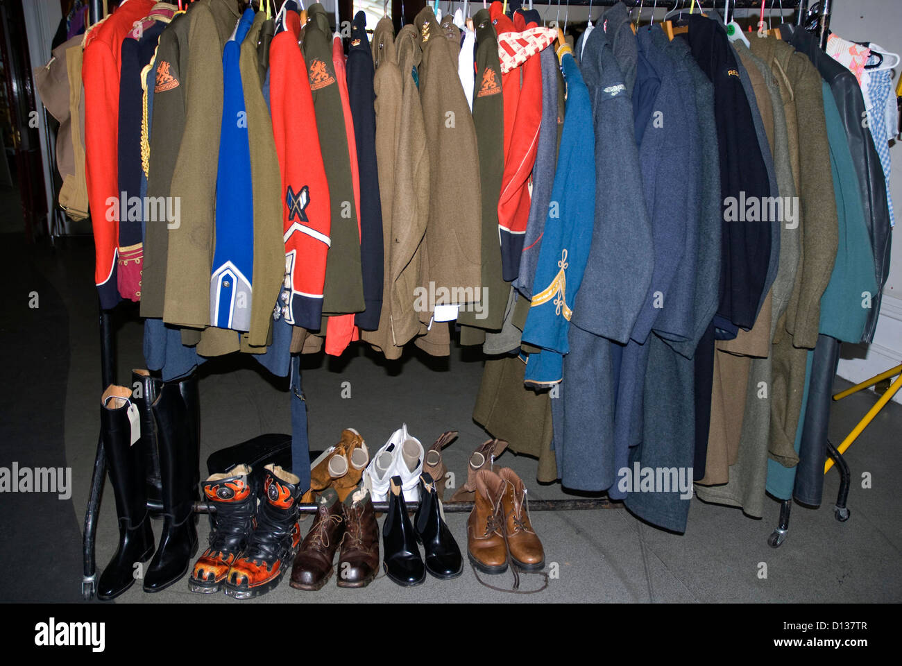 Les vêtements et chaussures pour la vente au marché de Green Park, baignoire Spa Somerset England UK Banque D'Images