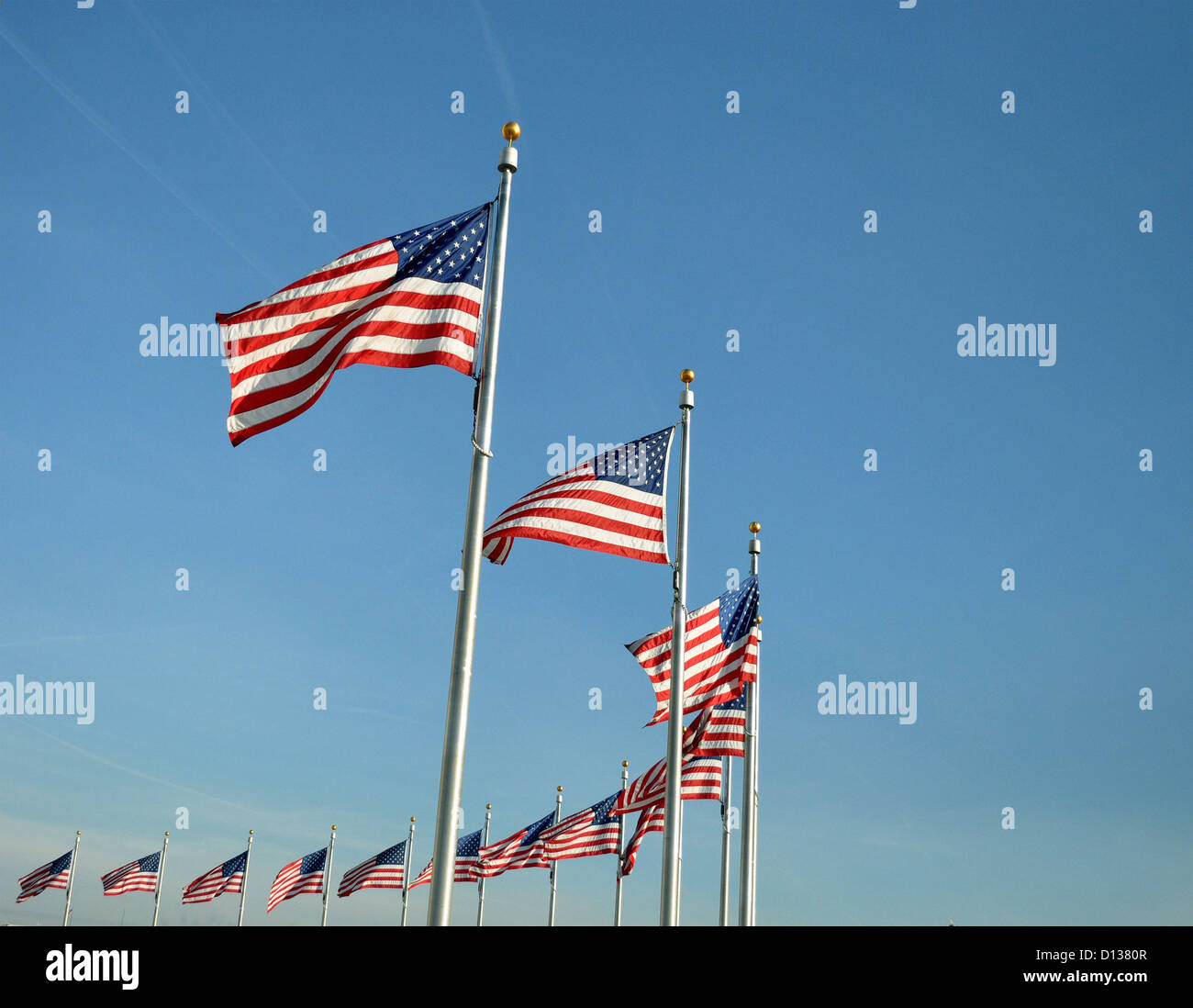 De nombreux drapeaux américains contre un ciel bleu clair pris au pied du Monument de Washington à Washington DC USA Copy Space Banque D'Images