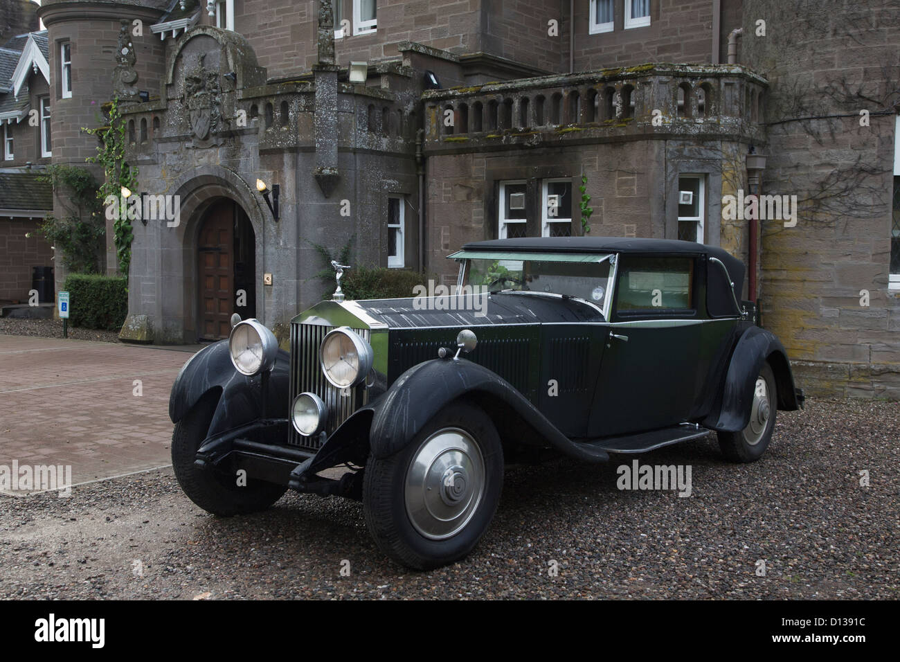 Vintage Black voiture garée à l'extérieur d'une grande maison ; Perthshire en Écosse Banque D'Images