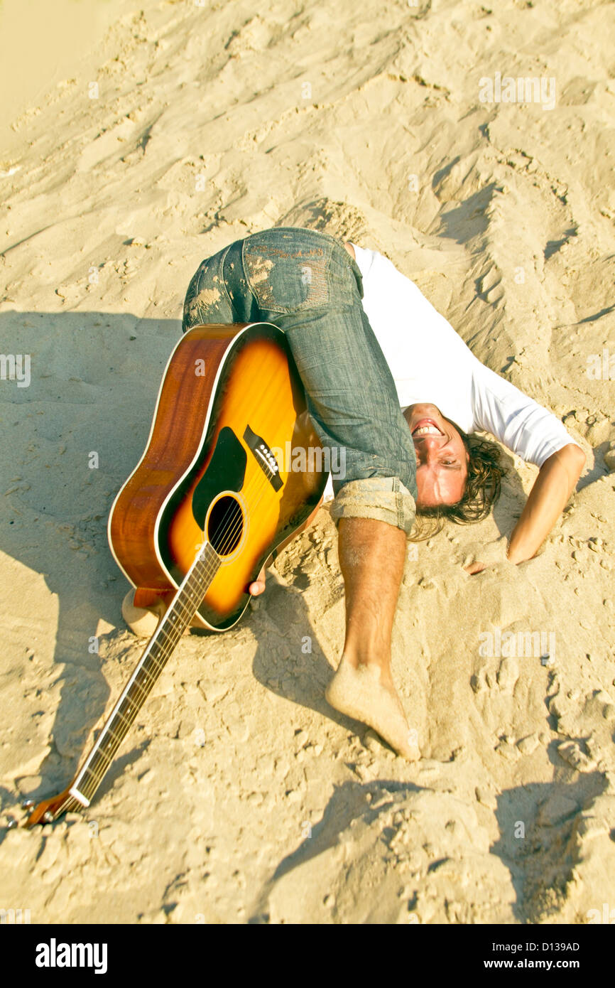 Joueur de guitare à la plage Banque D'Images