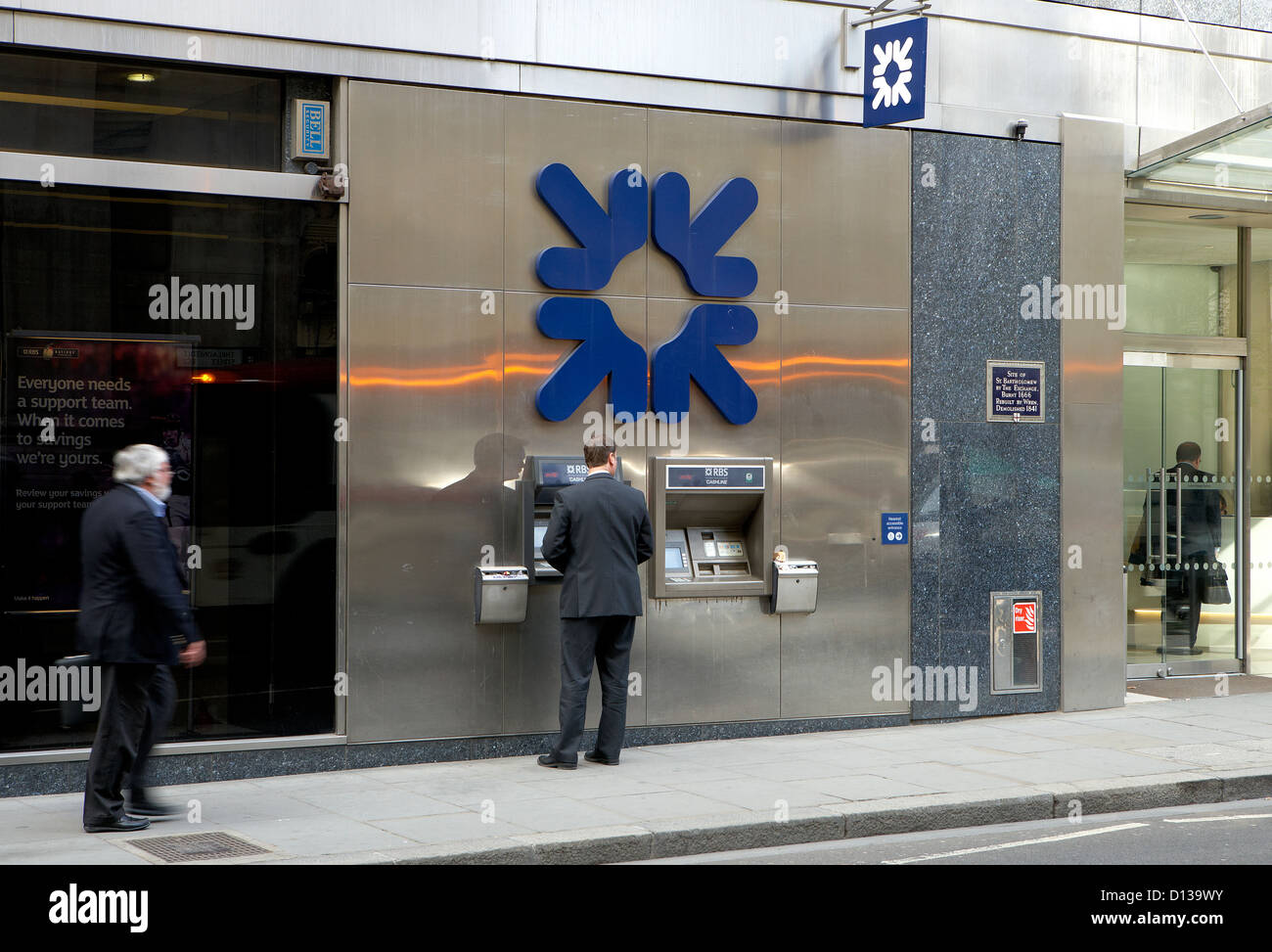 Londres, Royaume-Uni, un client au guichet automatique de la Banque Royale d'Écosse Banque D'Images