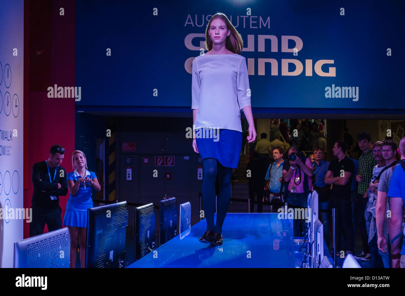 IFA - International Consumer Electronics, à Berlin, Allemagne - modèle féminin faisant catwalk au fashion show au stand Grundig Banque D'Images