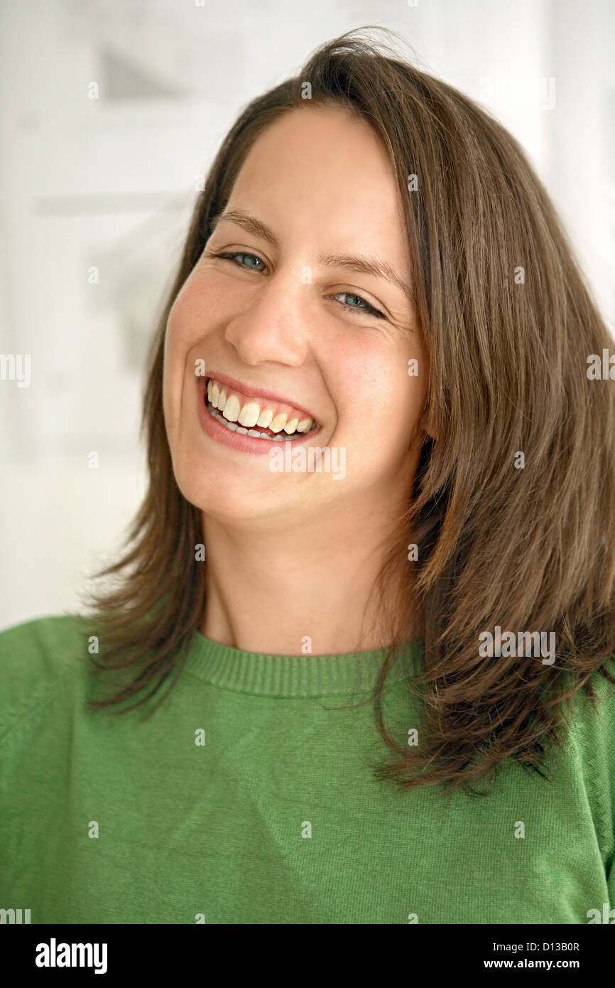 Germany, Bavaria, Munich, young woman smiling, portrait Banque D'Images