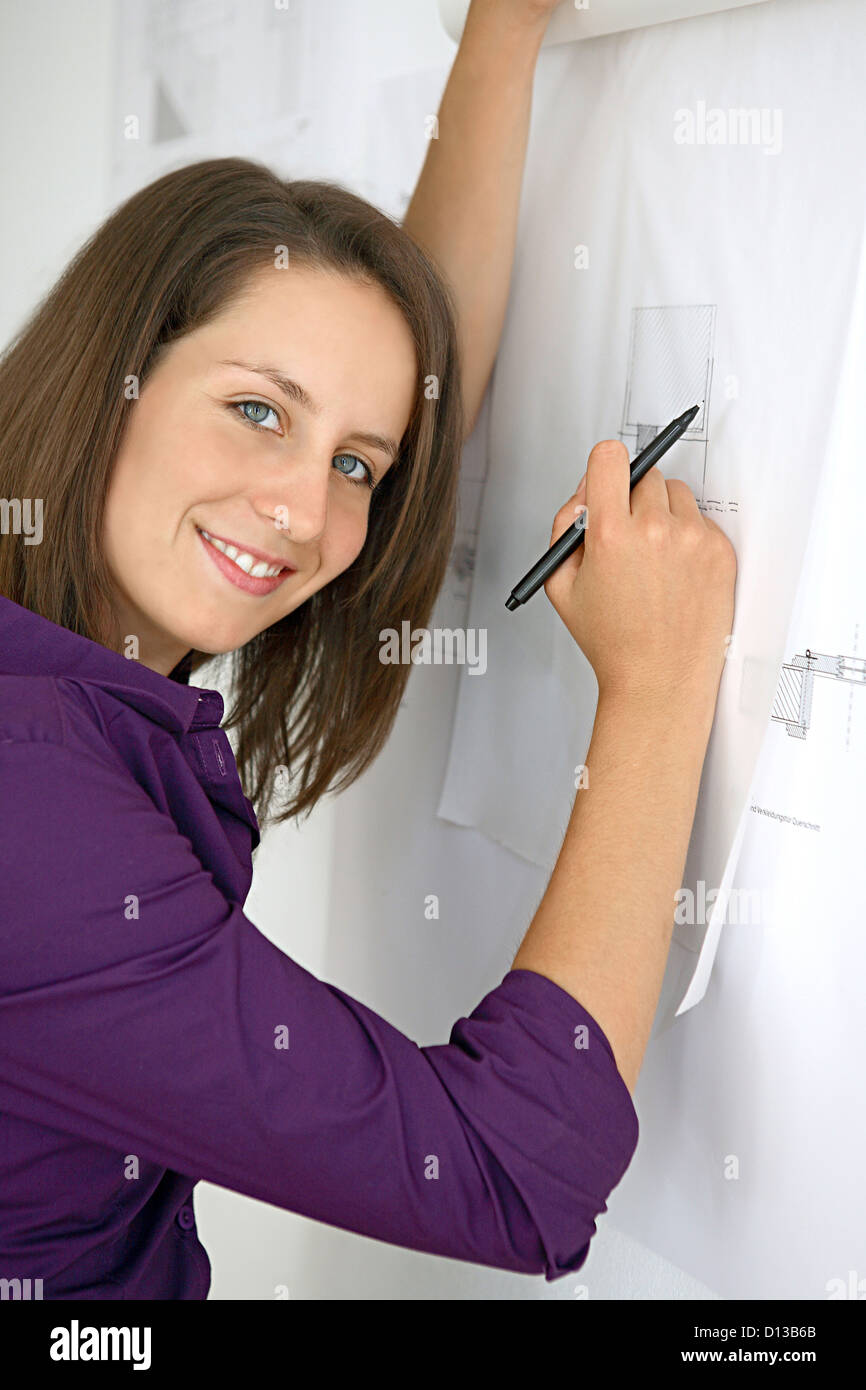 Germany, Bavaria, Munich, jeune femme s'appuyant sur le plan stratégique, smiling, portrait Banque D'Images