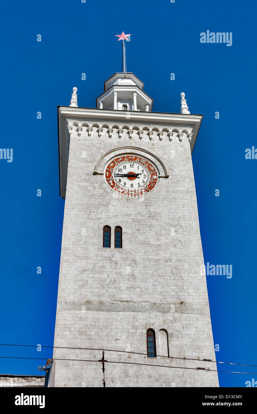 Tour de l'horloge de la gare de Simferopol. La Crimée, Ukraine Banque D'Images