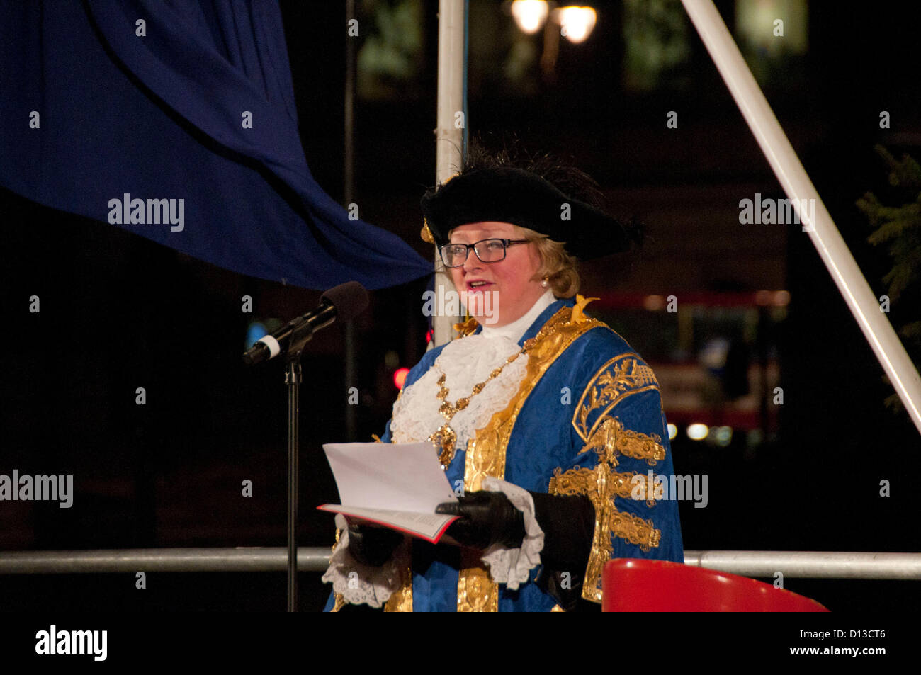 Londres, Royaume-Uni. 06/12/12. Le maire de la ville de Westminster, la Rcbd Angela Harvey, assiste à la cérémonie d'éclairage de l'arbre de Noël d'Oslo à Trafalgar Square. Banque D'Images