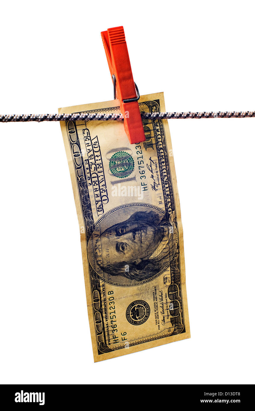 Dollar avec séchage sur corde clothespin sur fond blanc Banque D'Images