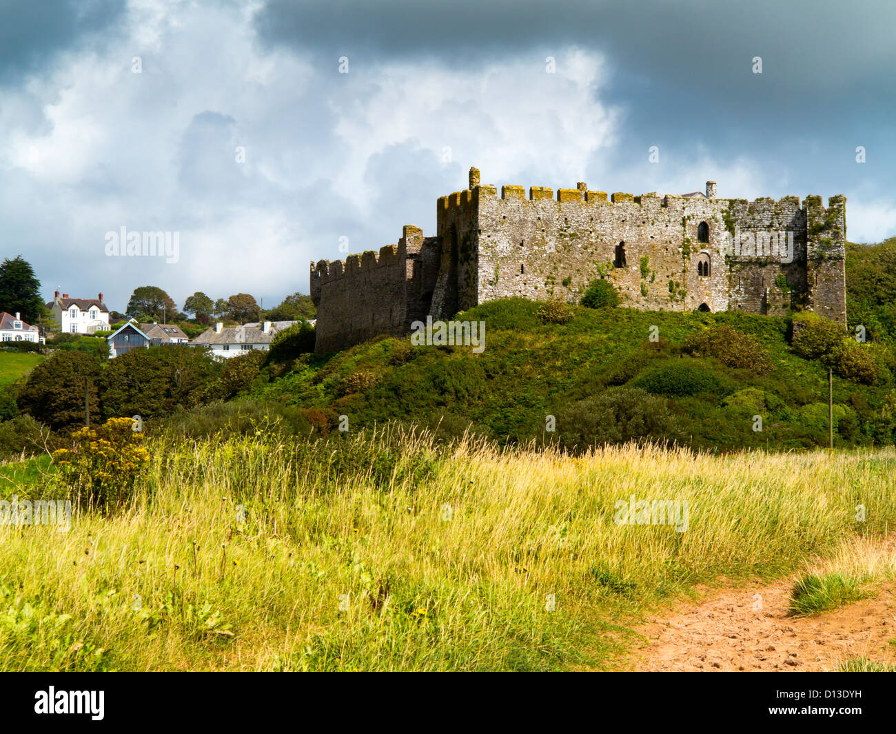 Château de Manorbier un château normand sur la côte près de gallois à Tenby, Pembrokeshire construit par William de Barri dans le douzième siècle Banque D'Images