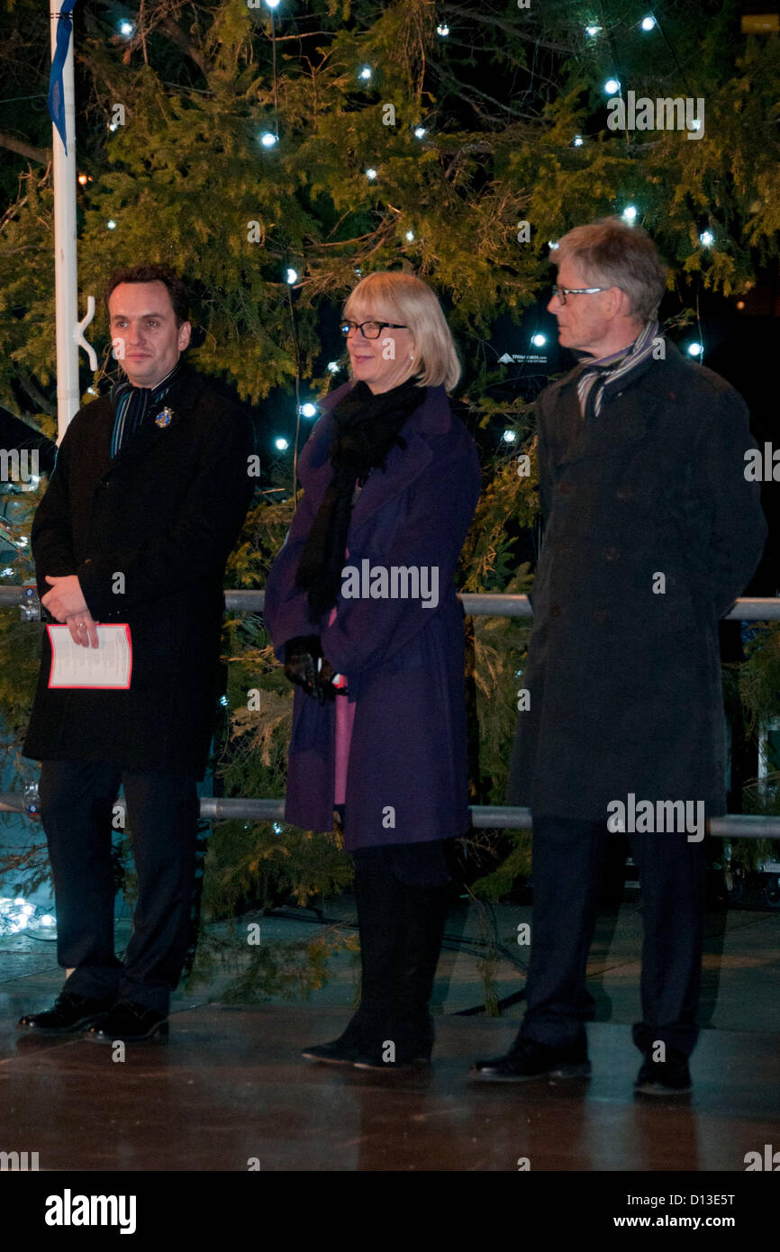 Londres, Royaume-Uni. 06/12/12. Le maire d'Oslo, Stian Berger Rosland (à gauche), Mme Astrid Stéphane Longuet et l'Ambassadeur norvégien Kim Traavik, assister à la cérémonie d'éclairage de l'arbre de Noël d'Oslo à Trafalgar Square. Banque D'Images