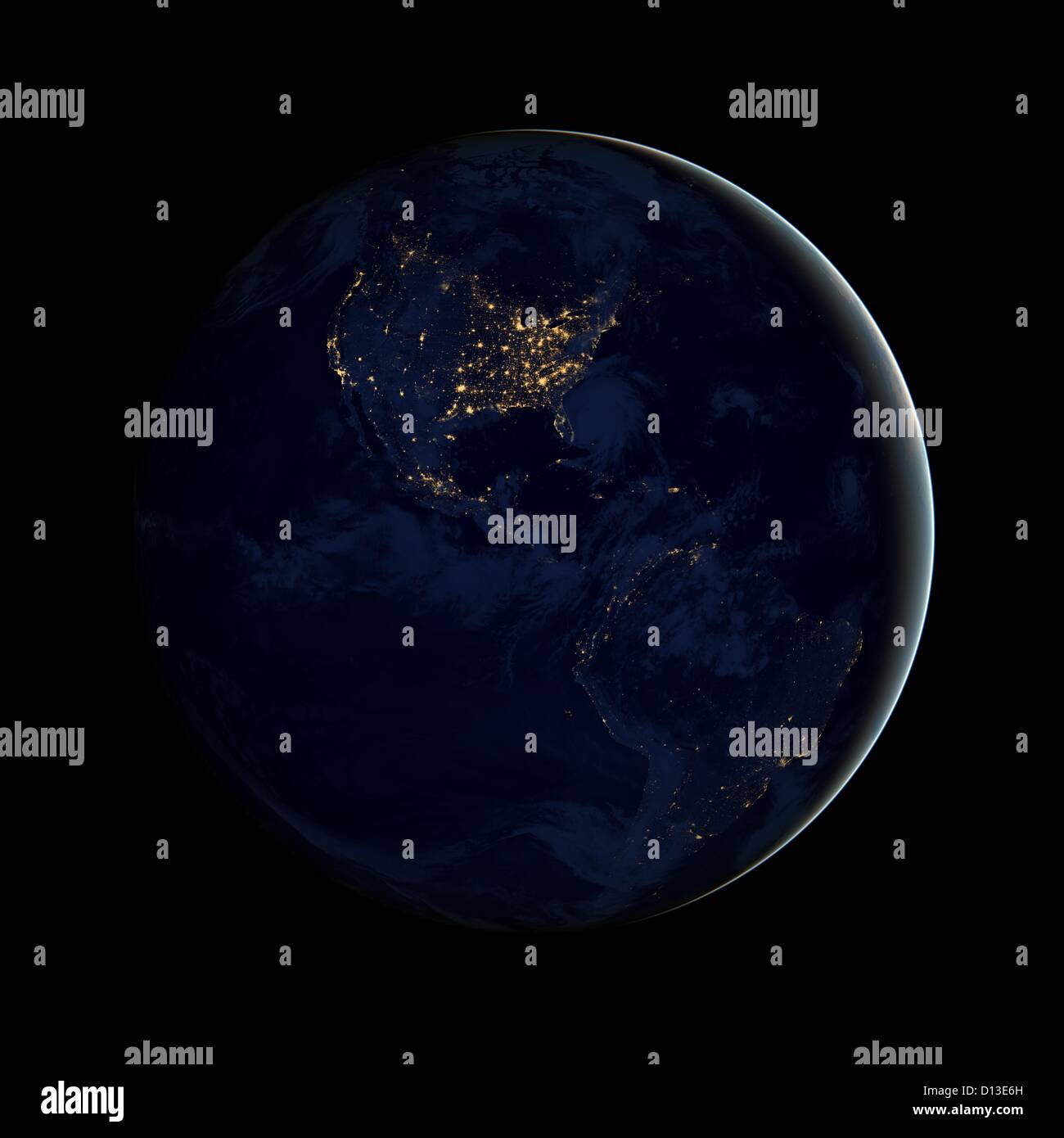 Image composite de l'United States of America la nuit, vu de l'Suomi NPP en orbite autour de la Terre par satellite à partir d'avril et octobre 2012. Les nouvelles données existantes a été cartographiée sur l'imagerie en marbre bleu de terre pour fournir une vue réaliste de la planète. La vue nocturne a été rendu possible par le nouveau jour satelliteÕs-nuit de la bande infrarouge visible Imaging Radiometer Suite. VIIRS détecte la lumière dans une gamme de longueurs de vert à proche infrarouge et utilise les techniques de filtrage pour observer les signaux faibles, tels que les lumières, les torchères de gaz, les Aurora, les incendies, et reflétait la lune. Dans ce cas, les aurores, Banque D'Images