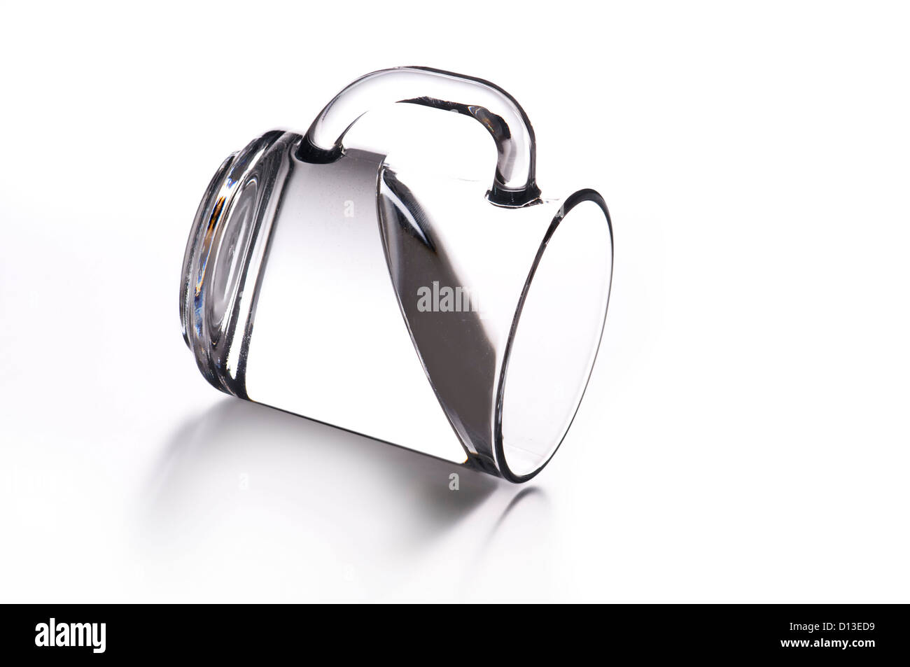 Tasse en verre avec de l'eau l'illusion de l'apesanteur Banque D'Images