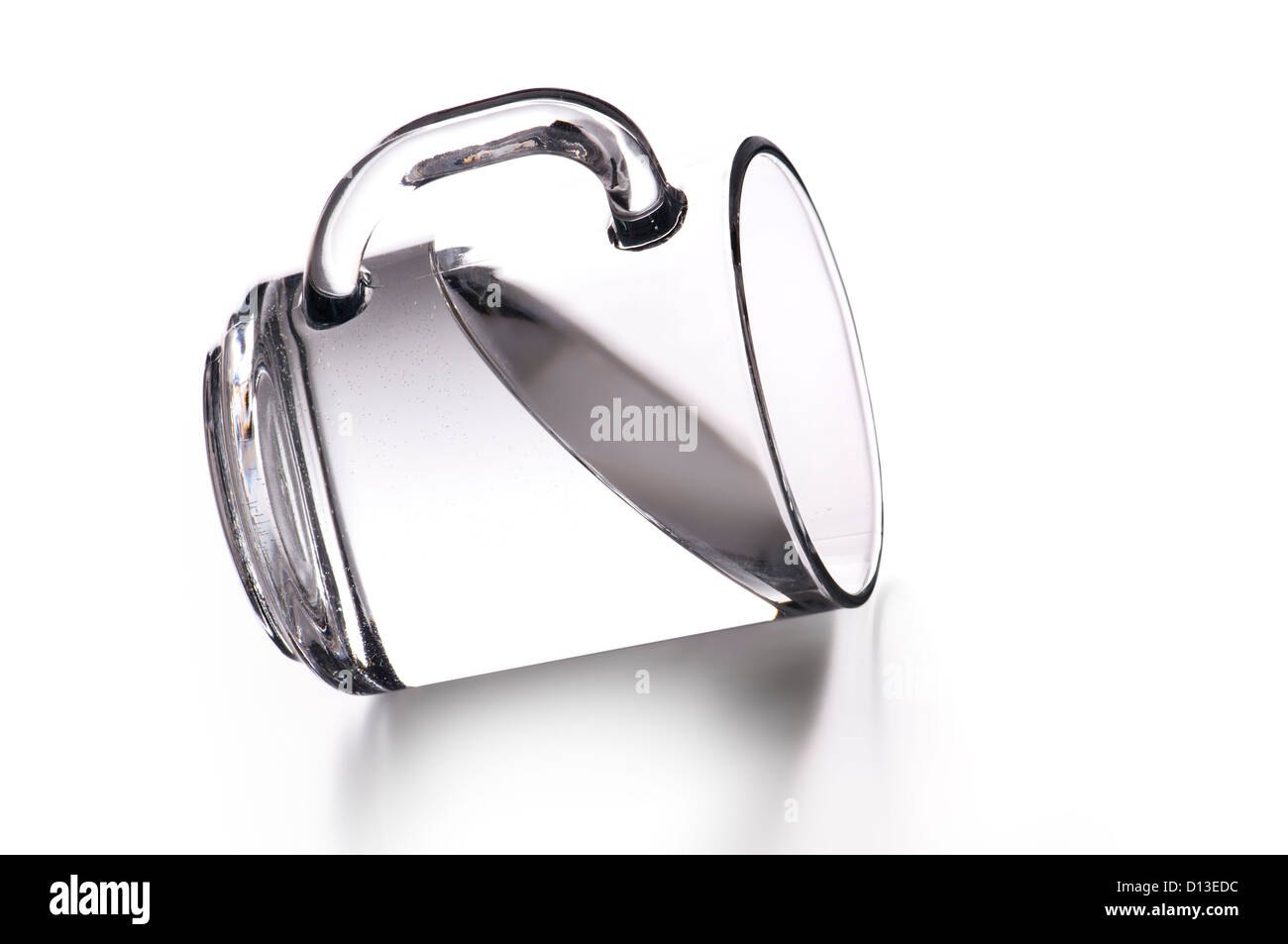 Tasse en verre avec de l'eau l'illusion de l'apesanteur Banque D'Images