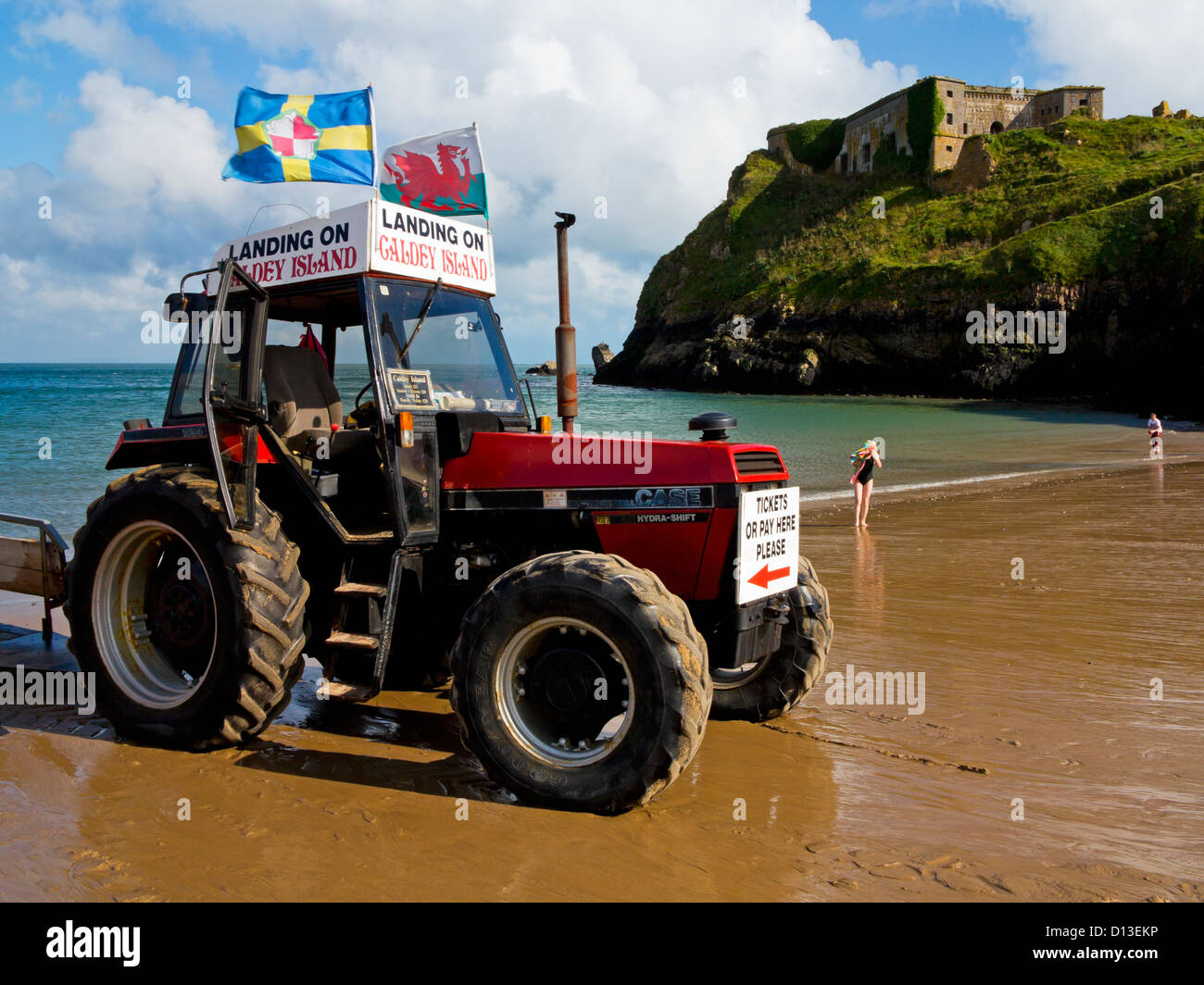 Le tracteur utilisé pour le transport de passagers de bateau de l'île de Caldey à Tenby sur Castle Beach à Tenby, Pembrokeshire Wales UK Banque D'Images