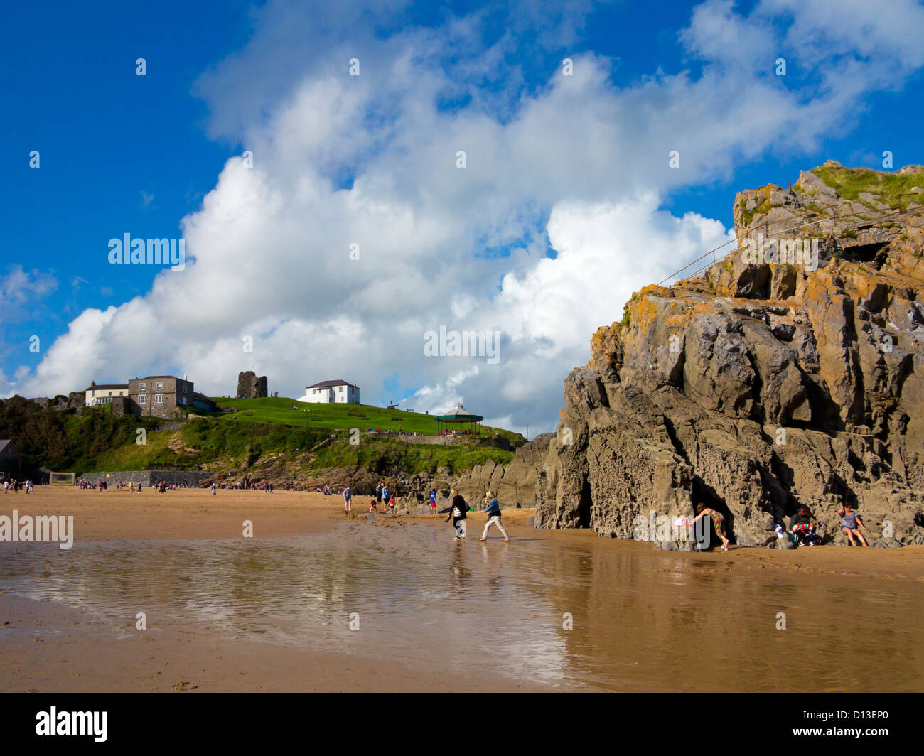 Plage de Tenby et château dans une station balnéaire du sud du Pays de Galles Pembrokeshire UK avec St Catherine's Island visible sur le droit Banque D'Images