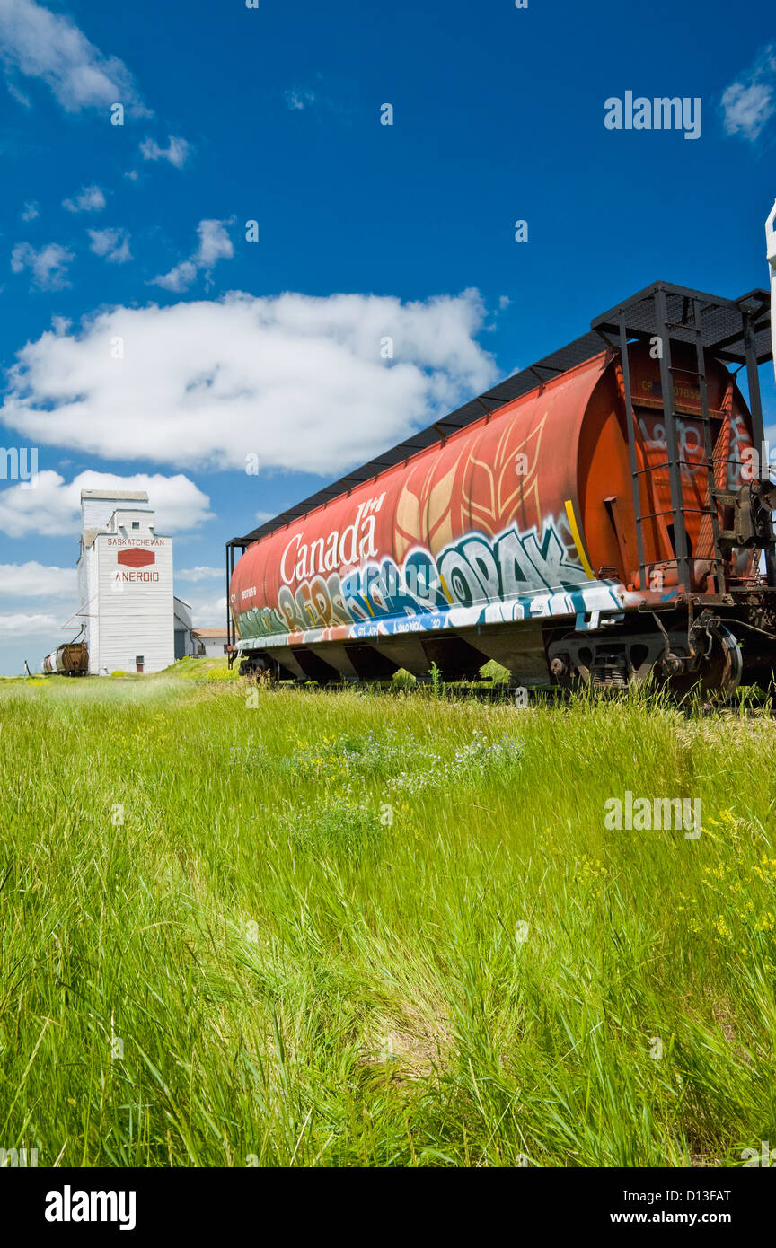 Des wagons-trémies couverts en fer et l'élévateur à grain Graffiti anéroïde ; Saskatchewan Canada Banque D'Images