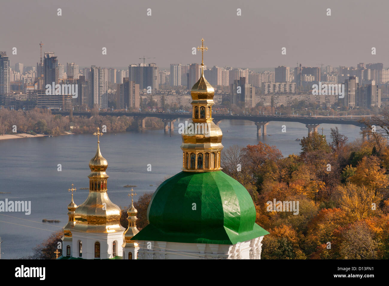 Aperçu de Kiev avec Dniepr, pont Paton et Kiev Pechersk Lavra coupole. Banque D'Images