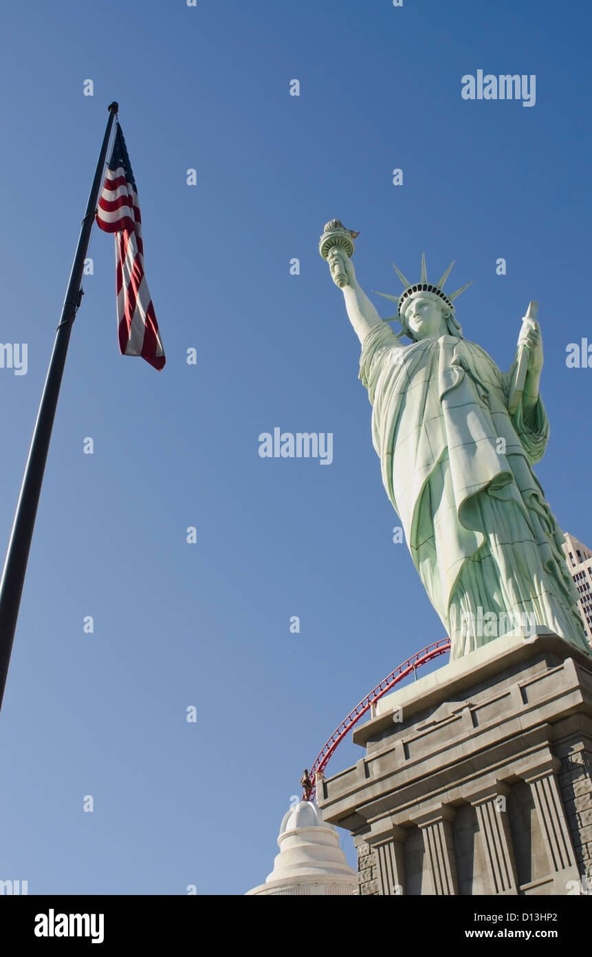 Réplique de la Statue de la liberté avec le drapeau américain sur un mât, à Las Vegas Nevada Usa Banque D'Images