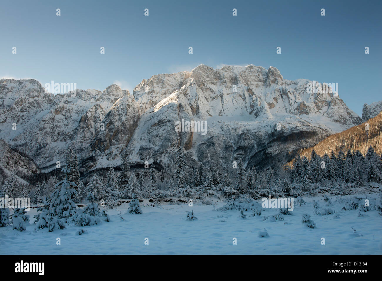 Une vue de Jof di Montasio Mont en hiver Banque D'Images