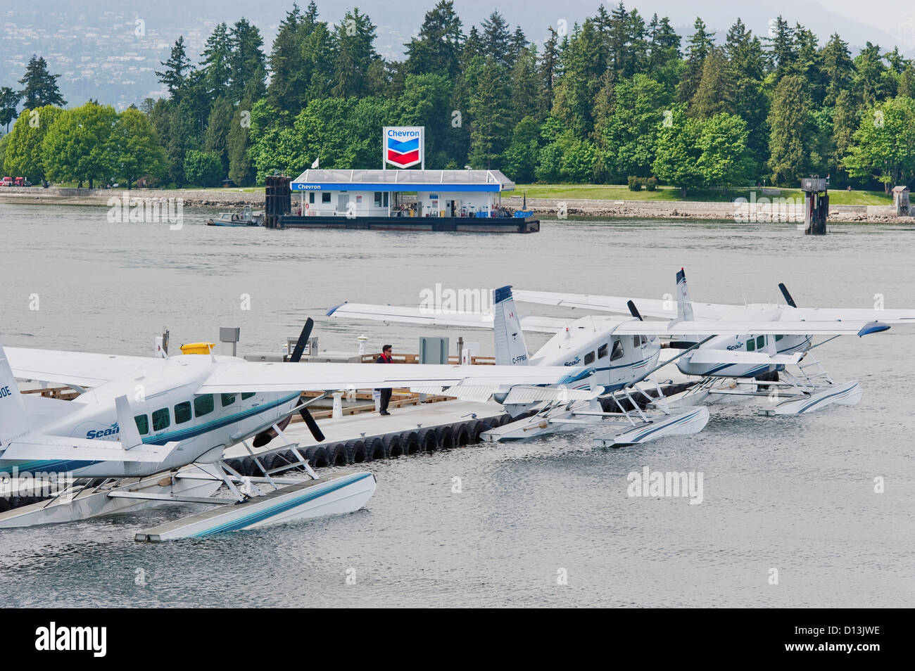 Trois Seair Seaplanes Vancouver Harbour Centre de vol avec le parc Stanley de Vancouver ; Toile de British Columbia Canada Banque D'Images