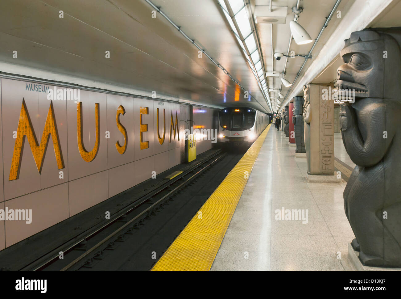 La station de métro musée avec Train approchant ; Toronto Ontario Canada Banque D'Images