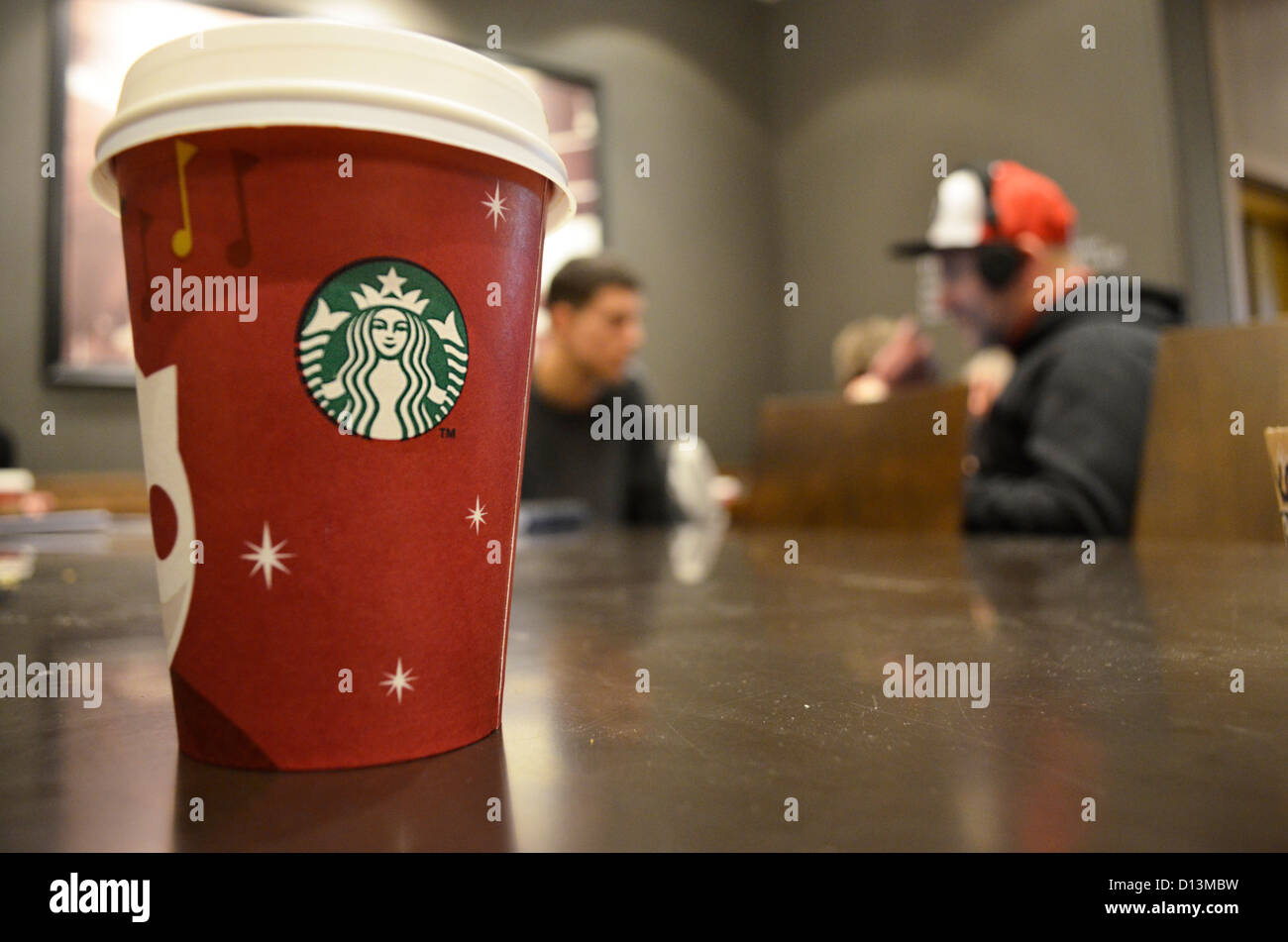 Une latte Starbucks dans une tasse à emporter de Noël Banque D'Images