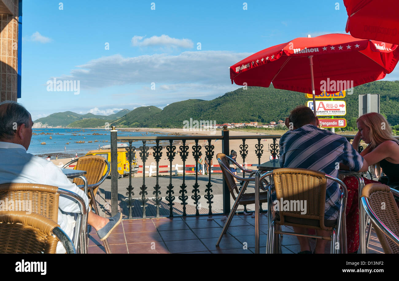 Vue sur la plage et collines côtières à partir de la terrasse de café à Noja, Cantabria, ESPAGNE Banque D'Images