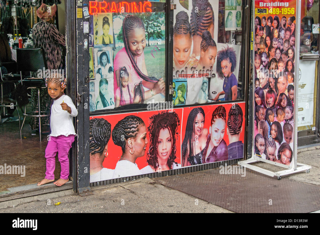 Petite fille aux cheveux Rasta en face de tressage boutique, Crown Heights, Brooklyn, New York Banque D'Images