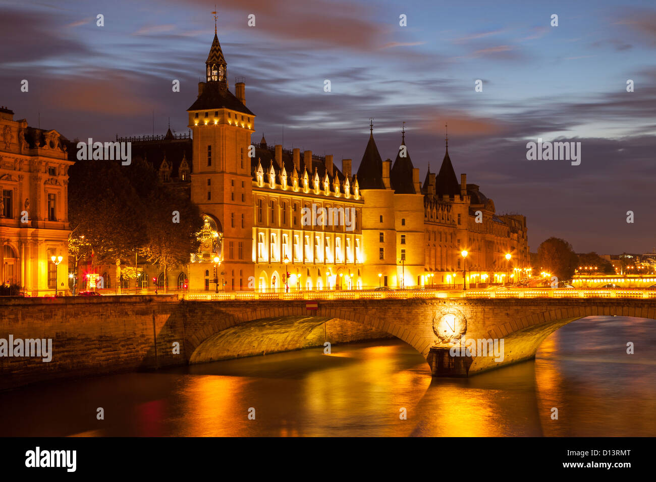 Plus de crépuscule la Conciergerie et le Pont au Change le long de la Seine, Paris France Banque D'Images