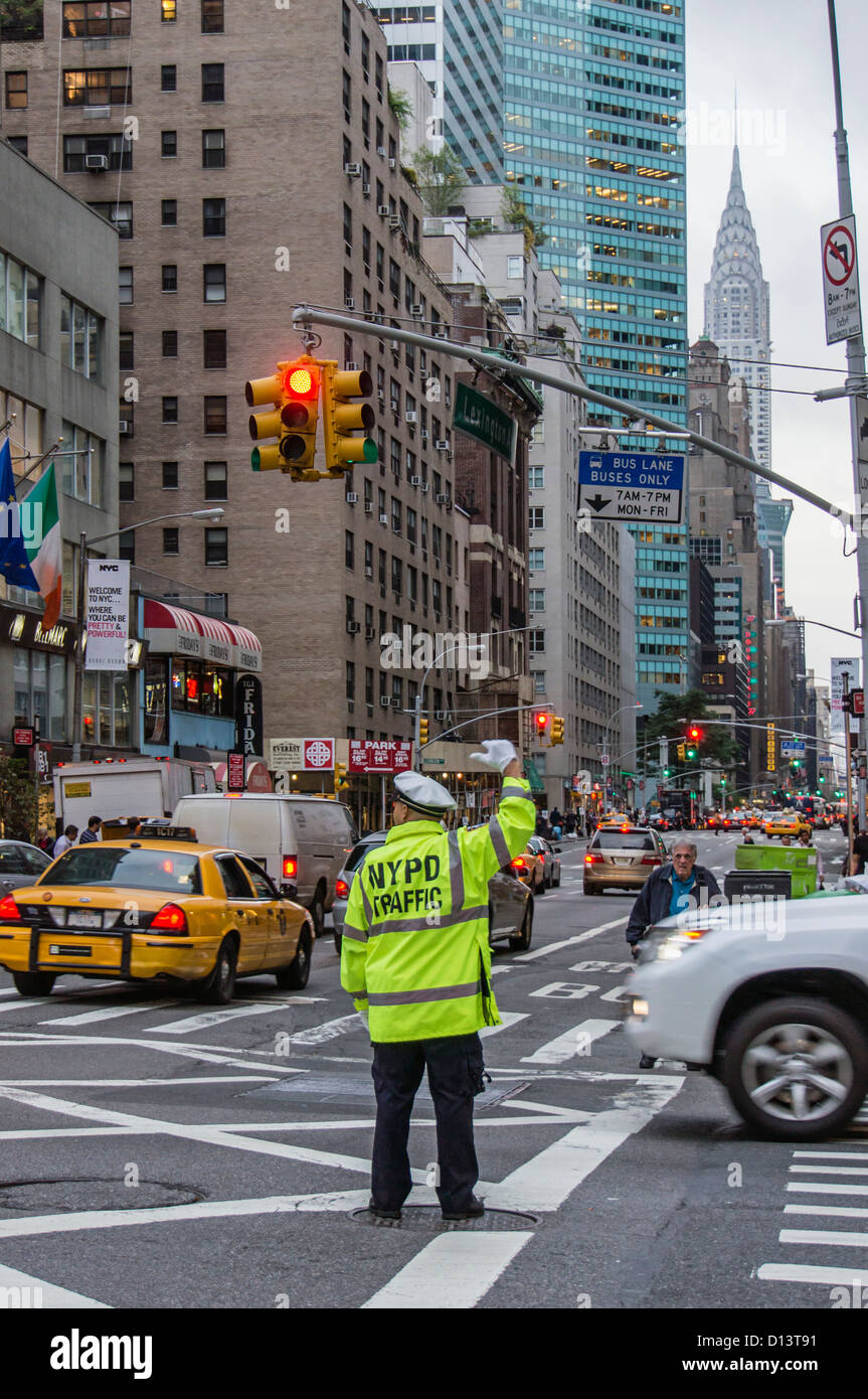 Agents de la circulation de la police au 57 th Street, backgrounbd Chrysler building, New York City Banque D'Images