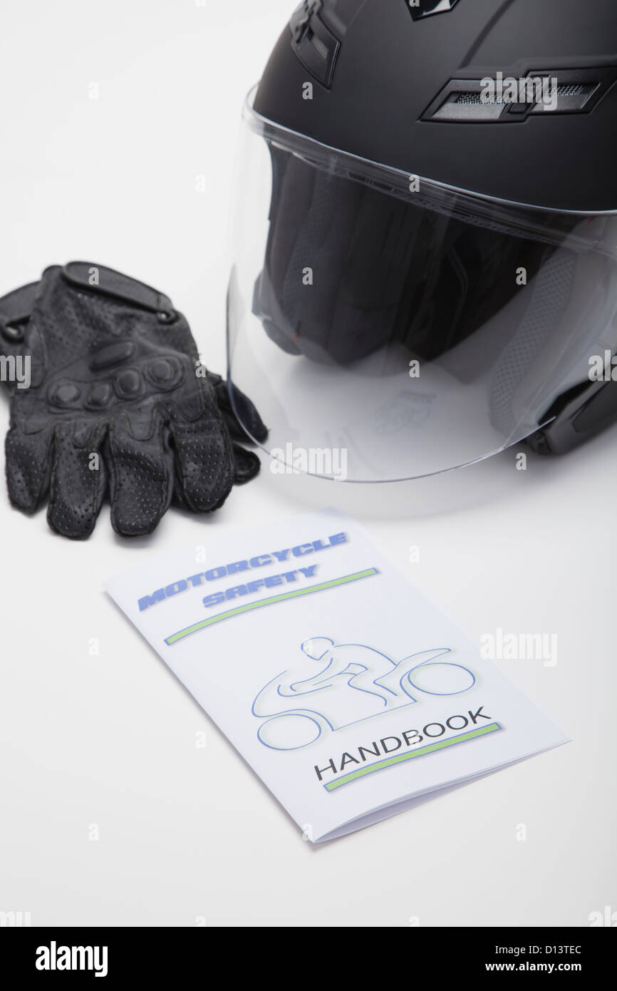 Close up de casque de moto, gants de cuir et les lignes directrices sur la salubrité d'adresses, studios shot Banque D'Images