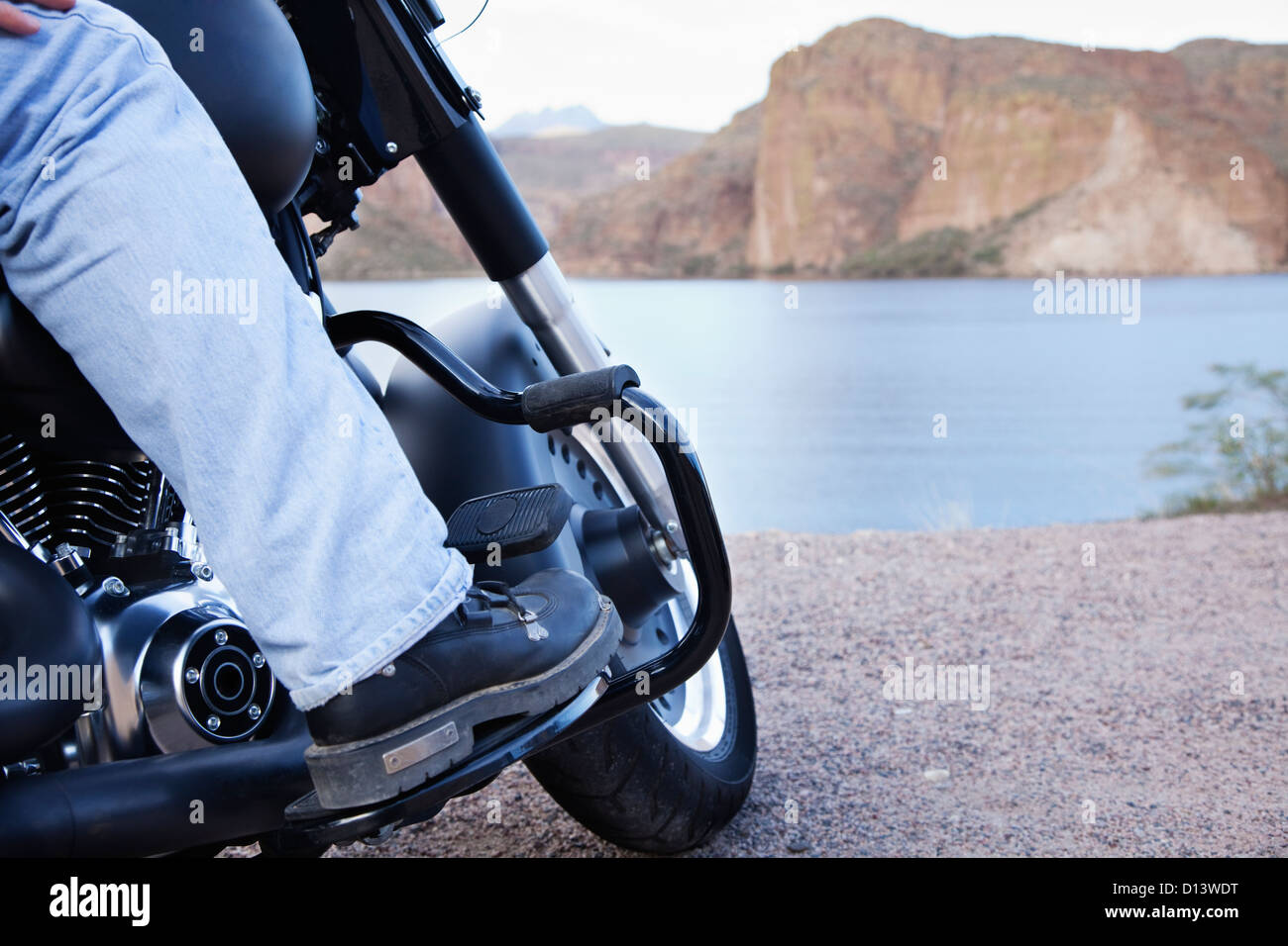 USA, Arizona, Phoenix, Biker sur la moto en zone de montagne Banque D'Images