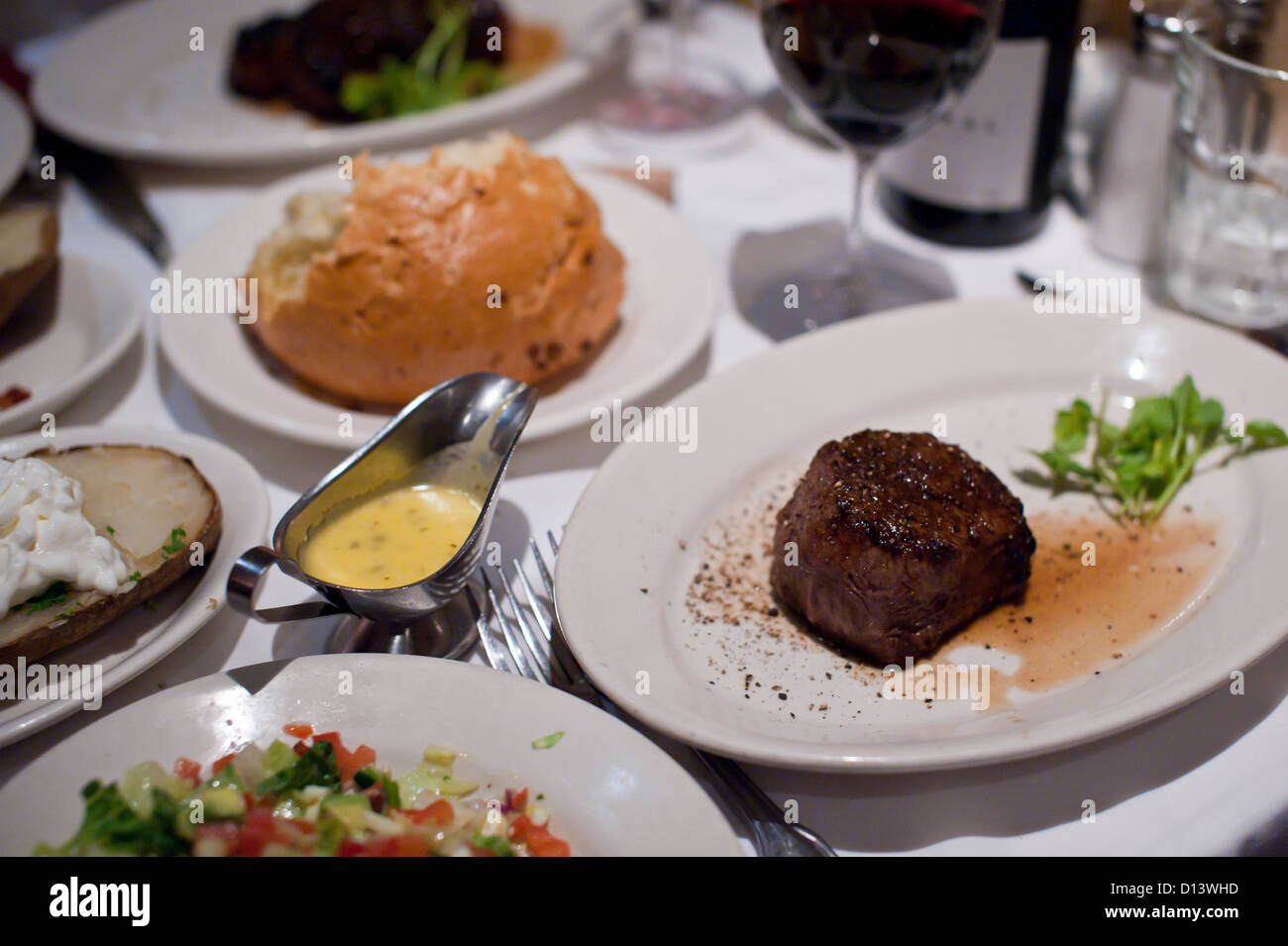 Steak,salade avec du vin rouge Banque D'Images