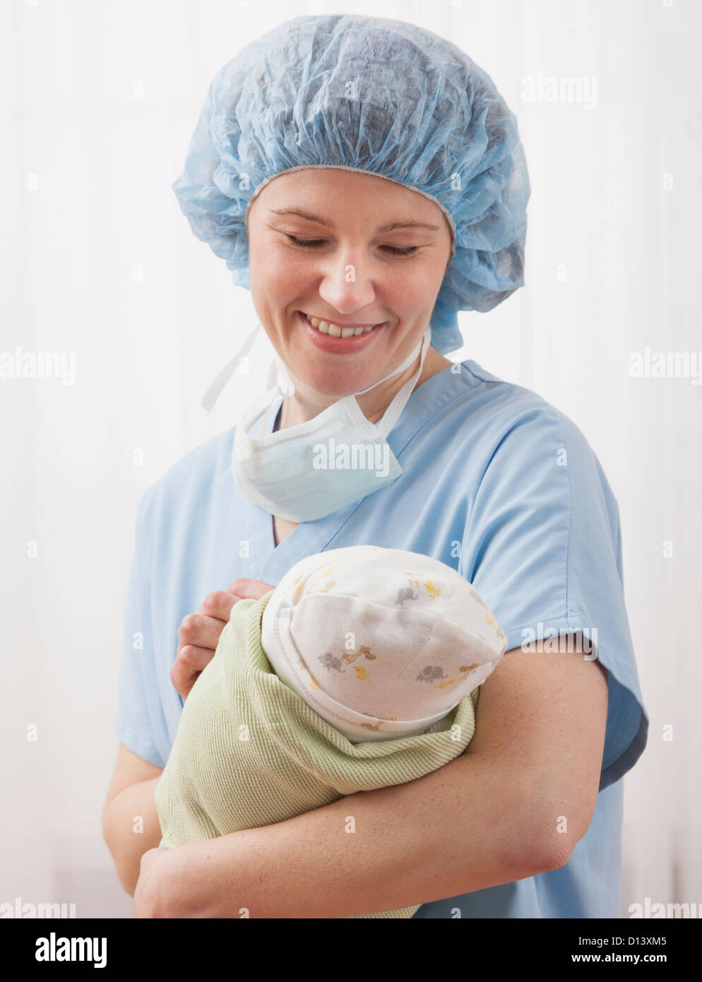 États-unis, Illinois, Metamora, Female nurse holding newborn baby Banque D'Images