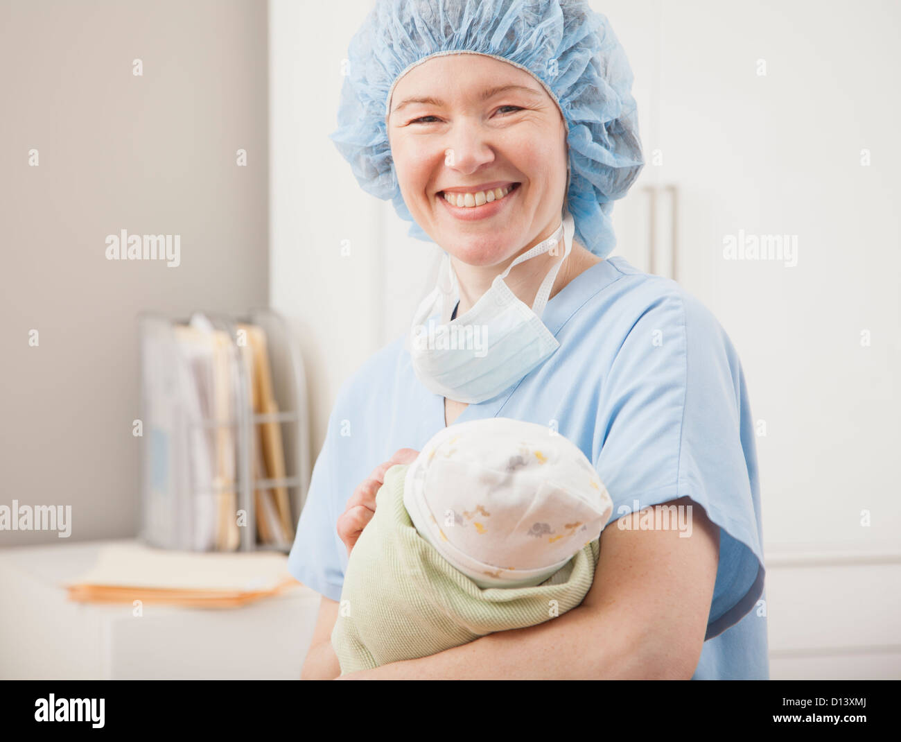 États-unis, Illinois, Metamora, Portrait of female nurse holding newborn baby Banque D'Images
