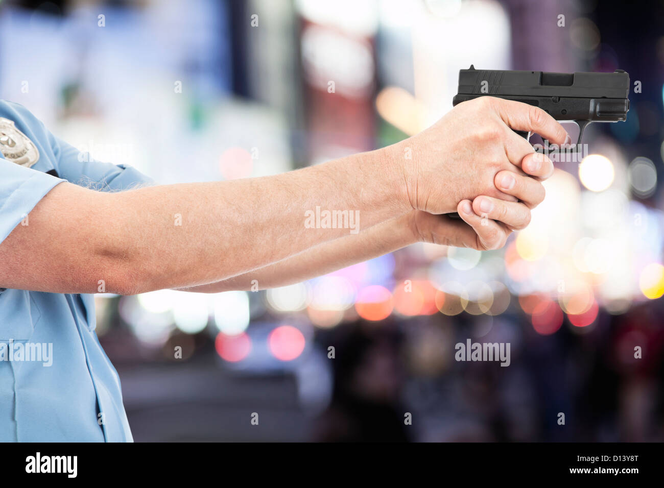 États-unis, Illinois, Metamora, Police officer aiming gun Banque D'Images